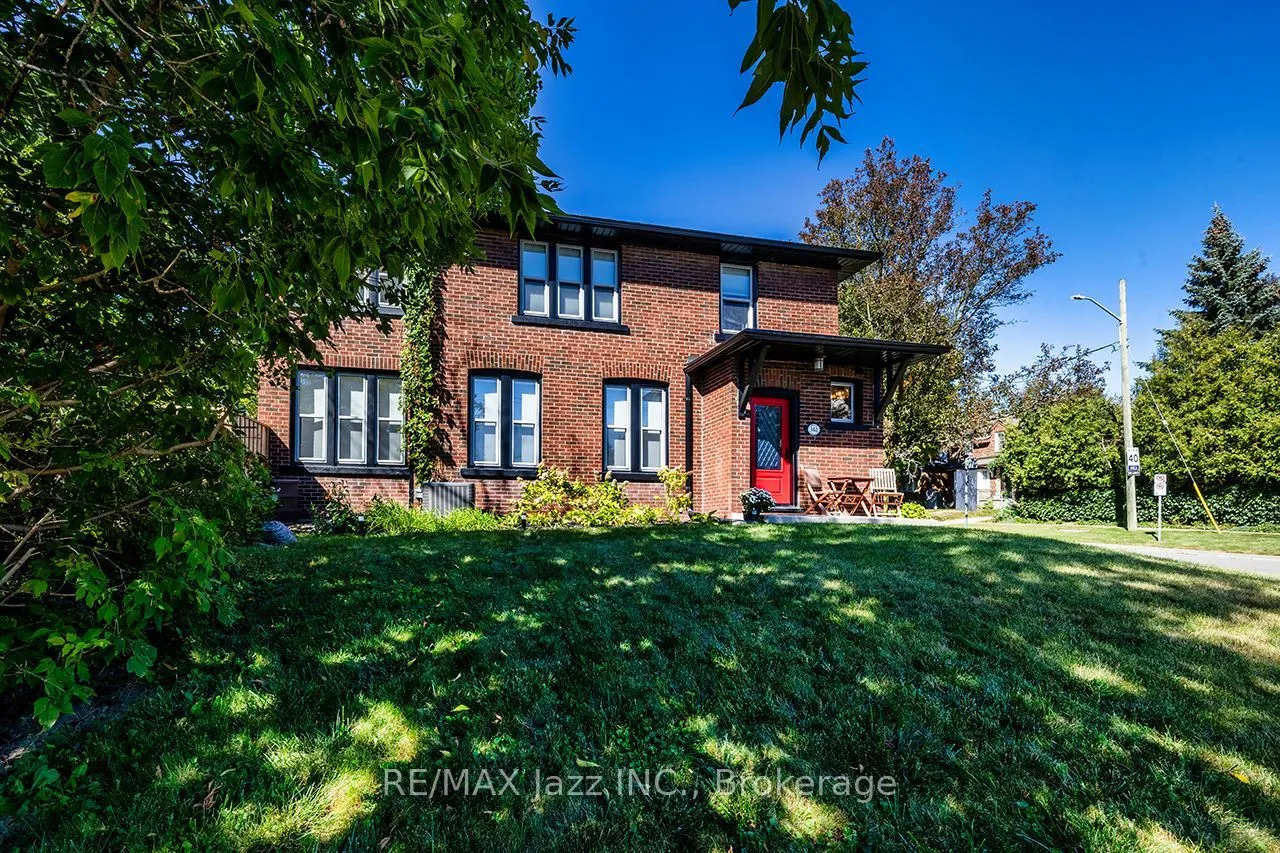142 Adelaide Avenue W