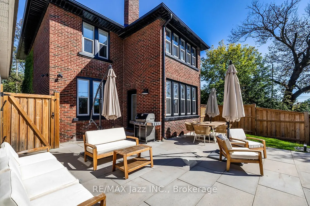 142 Adelaide Avenue W