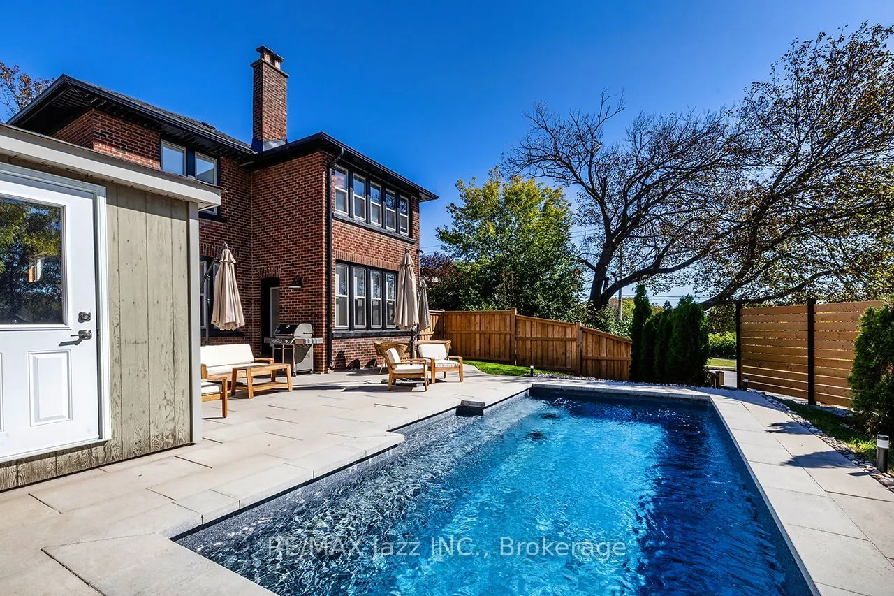 142 Adelaide Avenue W