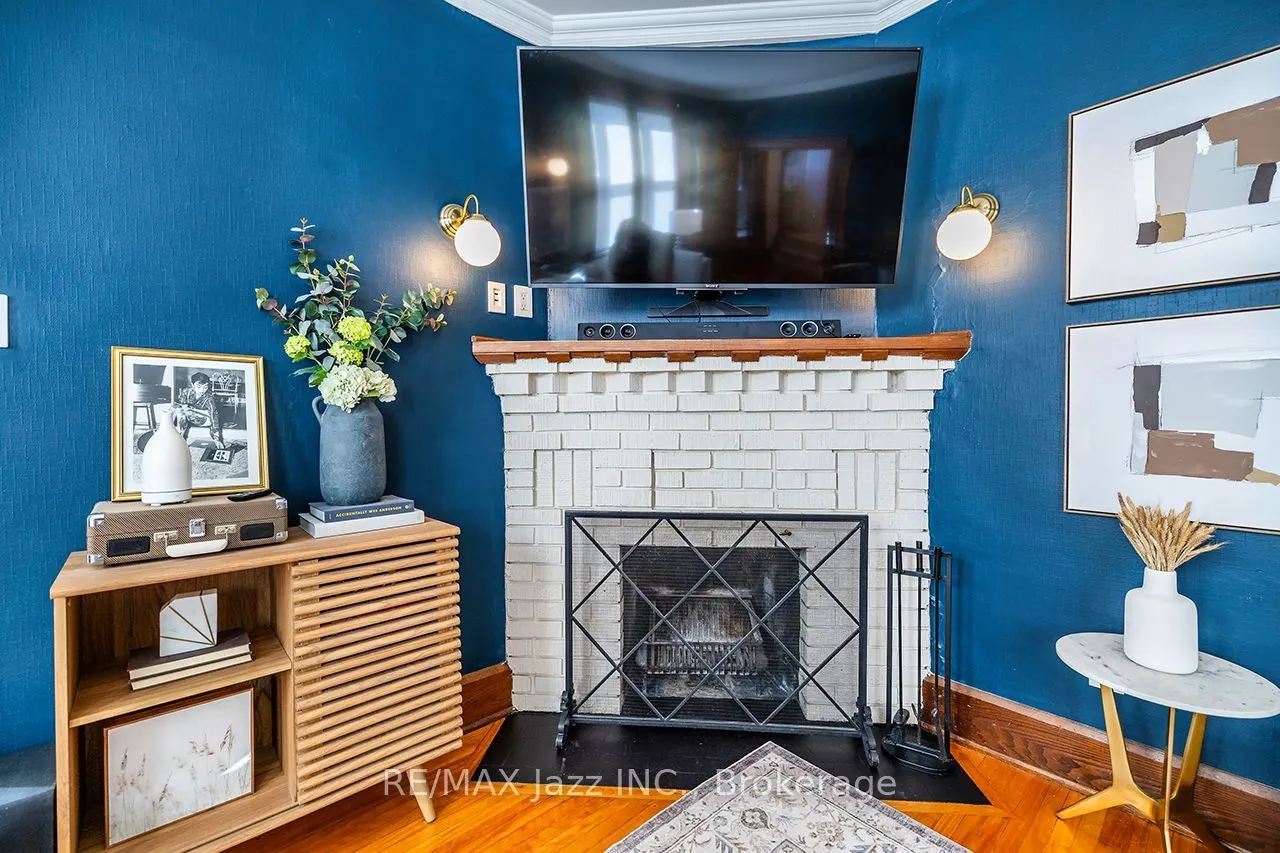 142 Adelaide Avenue W