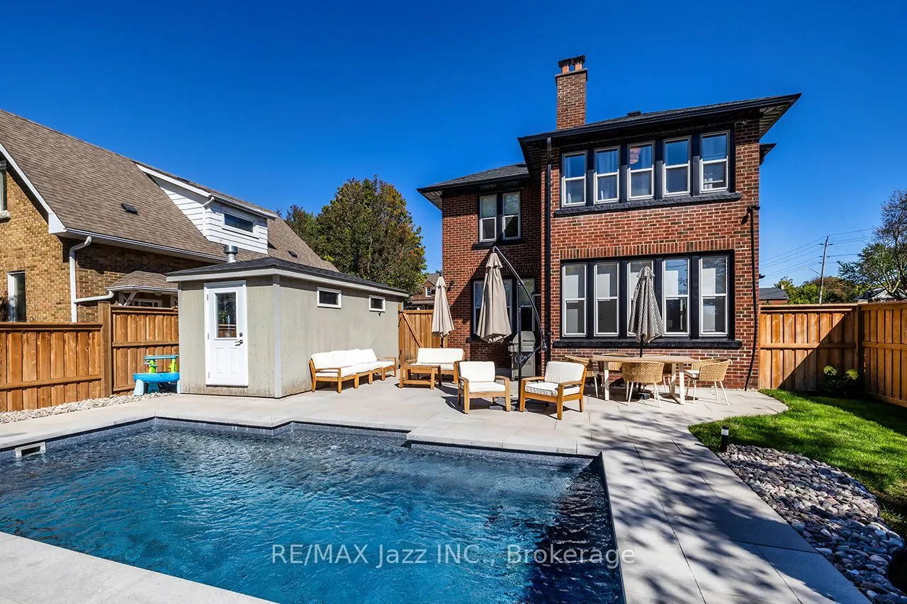142 Adelaide Avenue W