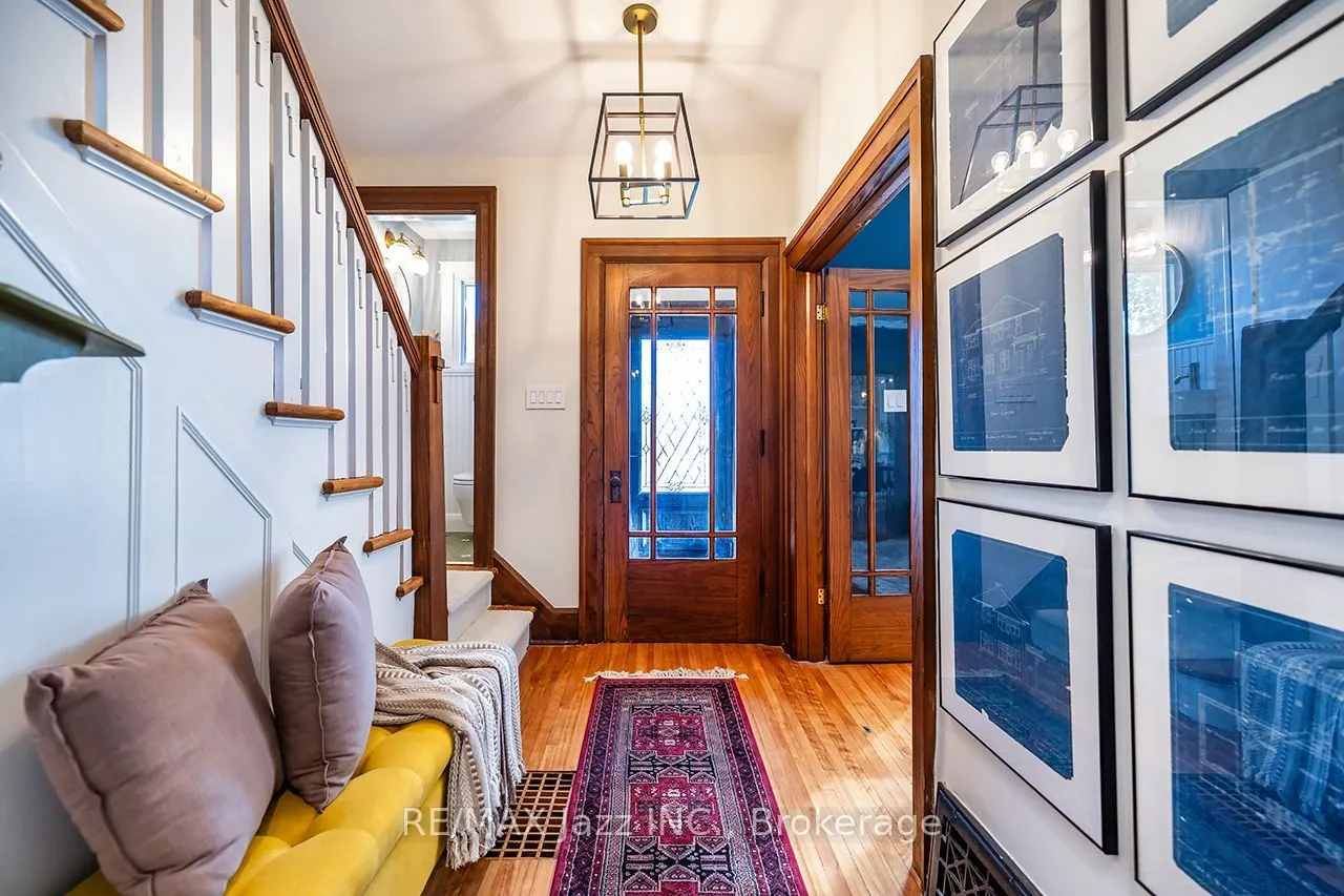 142 Adelaide Avenue W