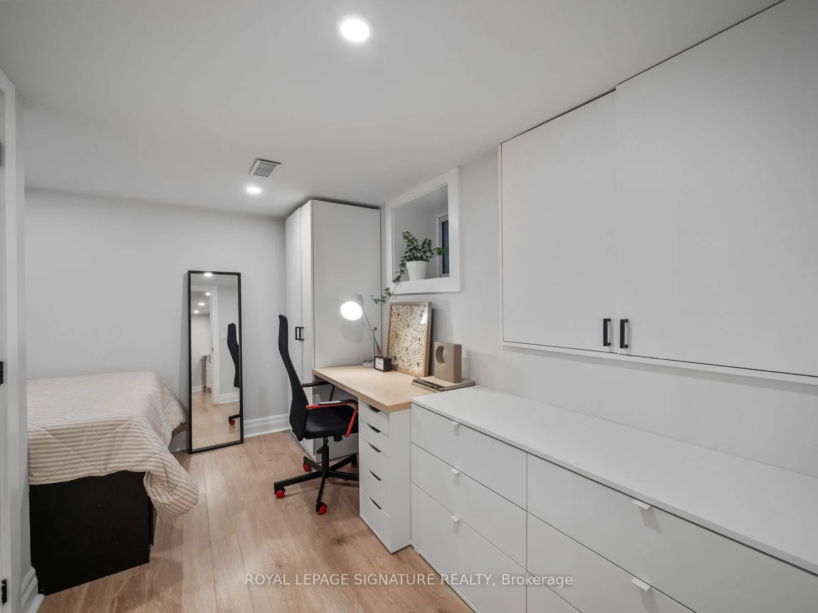 4 Orchard Park Boulevard