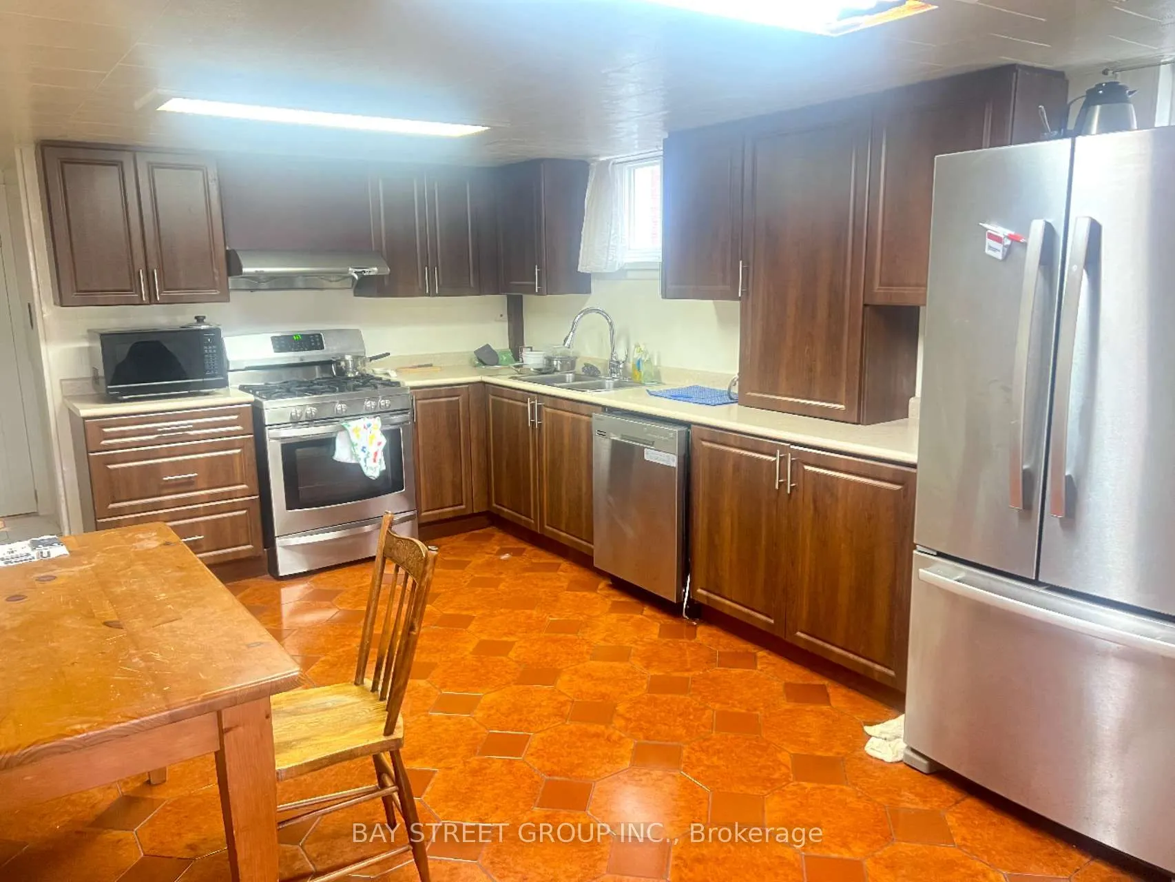 204 FAIRGLEN Avenue W #A1