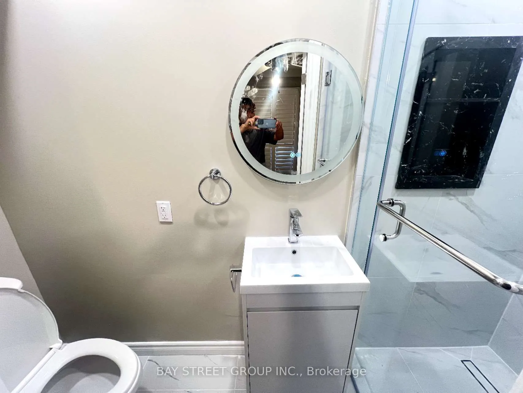 204 FAIRGLEN Avenue W #A1