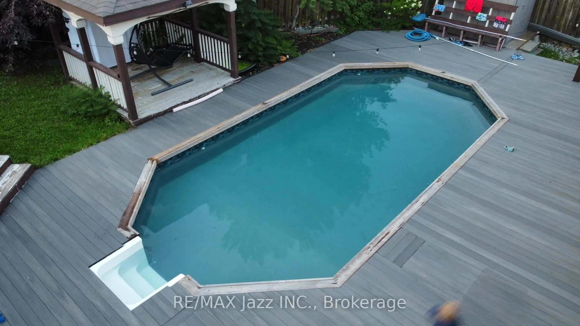 1296 Ravencliffe Court