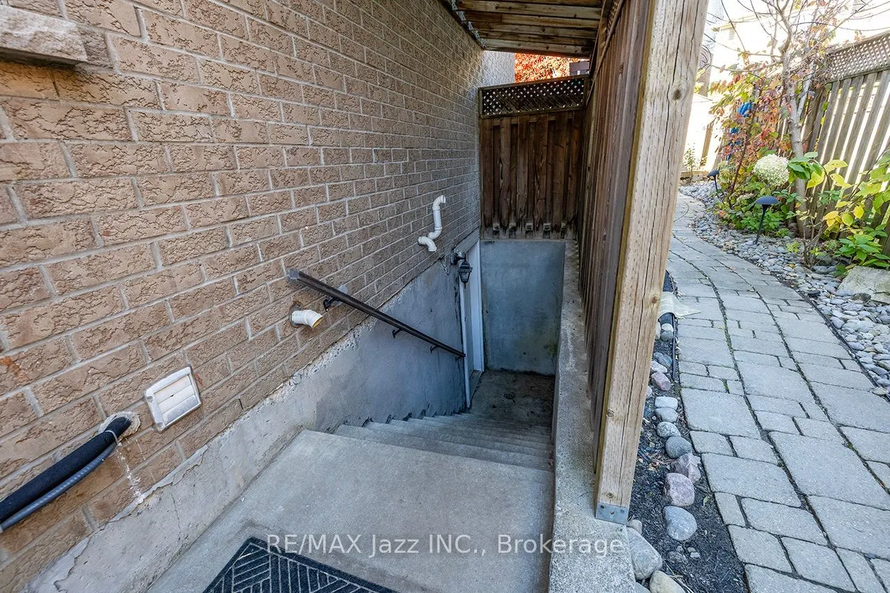 1296 Ravencliffe Court