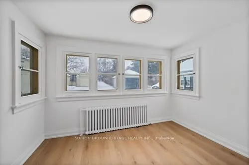 860 Simcoe Street N