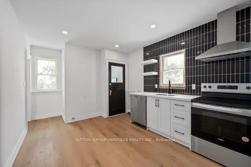860 Simcoe Street N