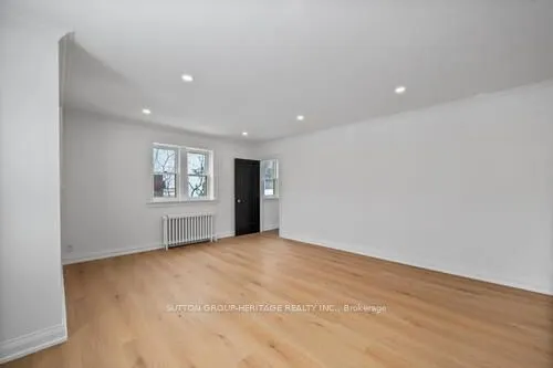 860 Simcoe Street N