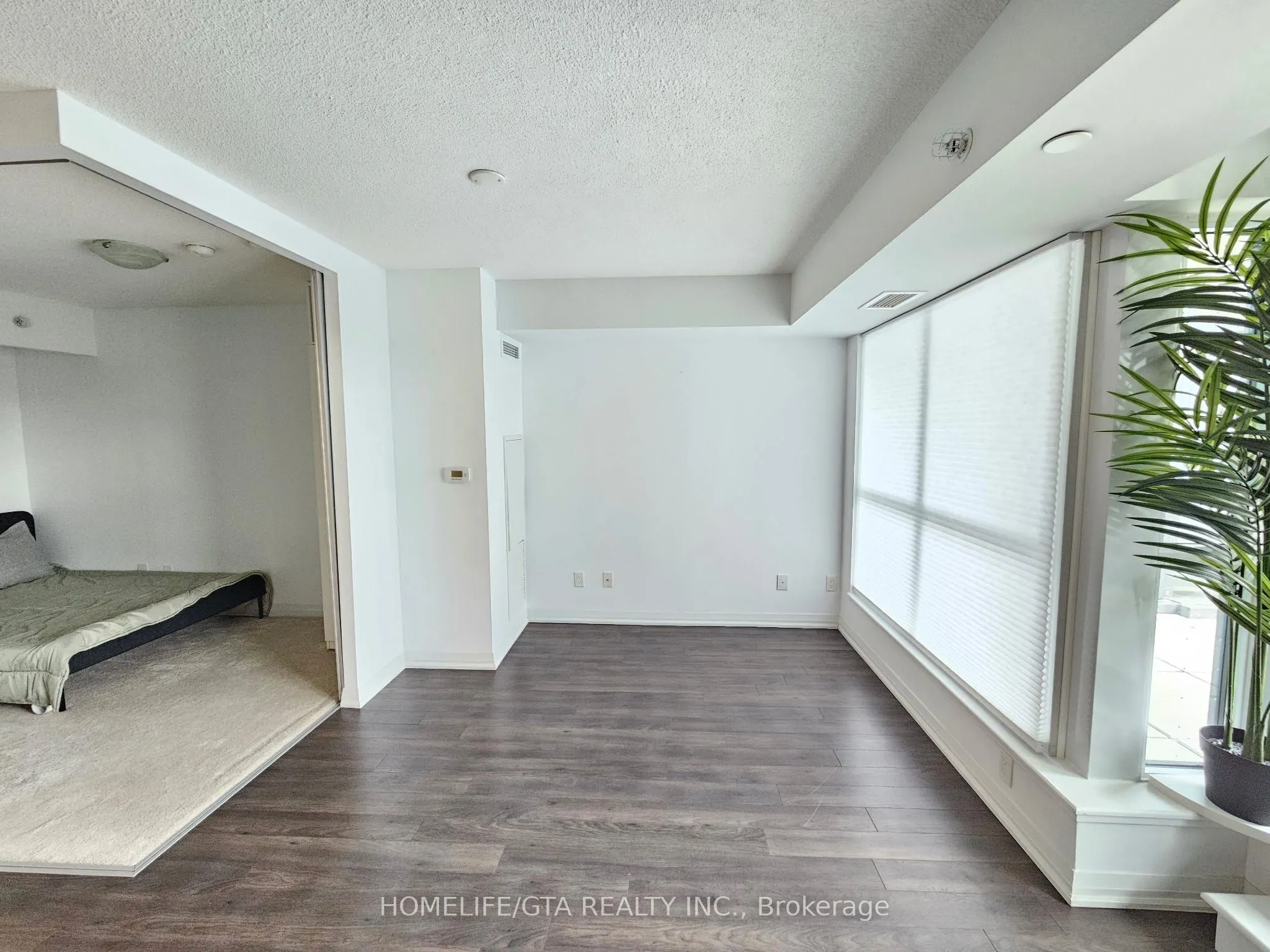 30 Meadowglen Place #202