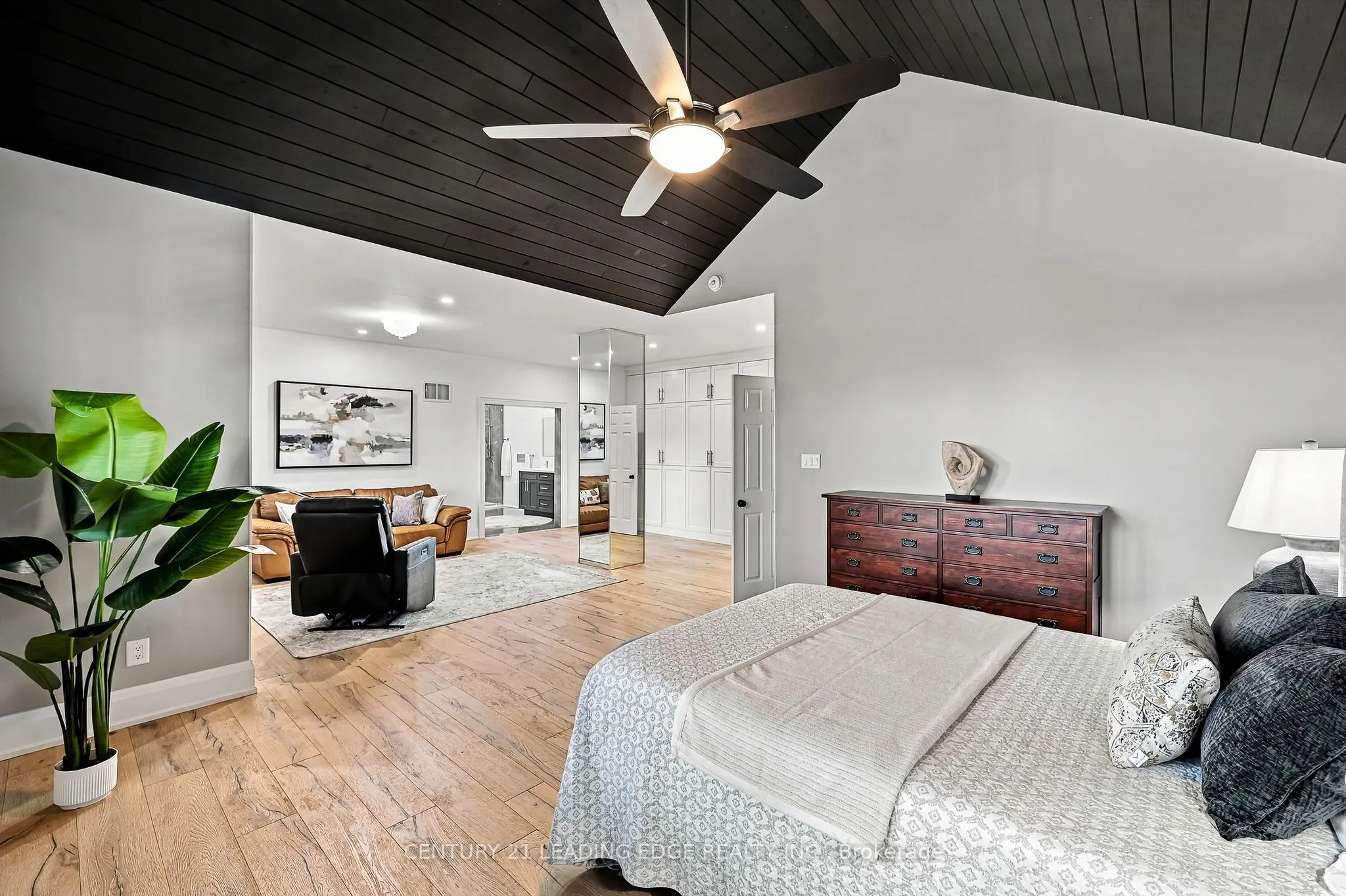 134 Front Street E