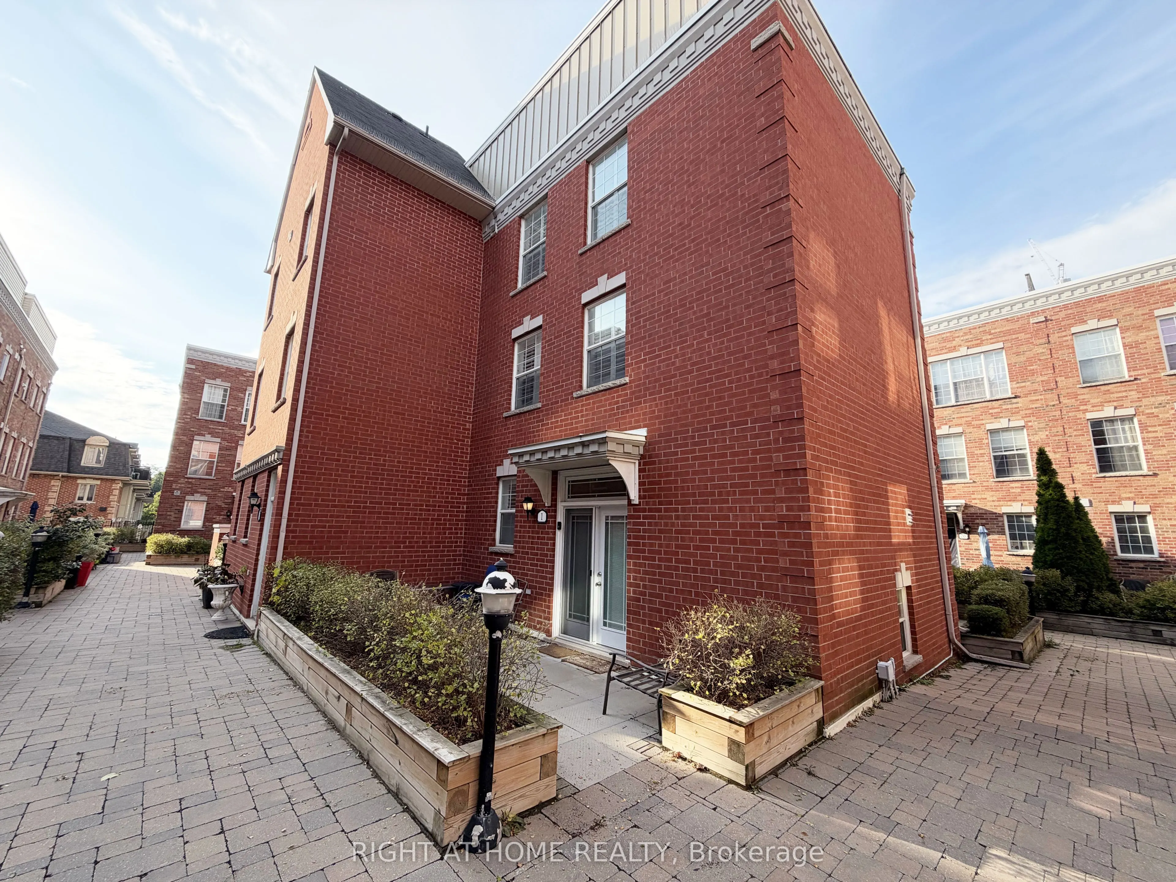 1 Fairhead Mews