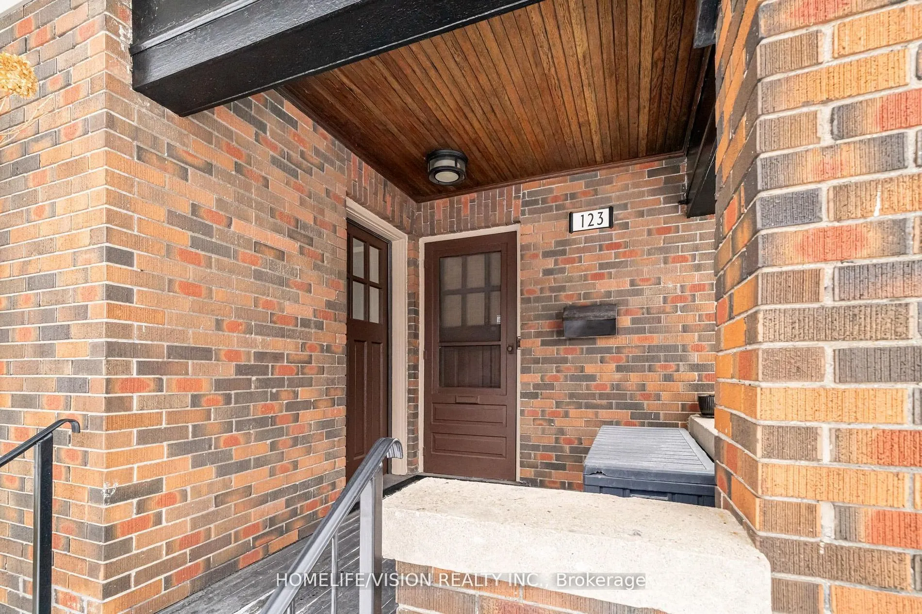 123 Mary Street E