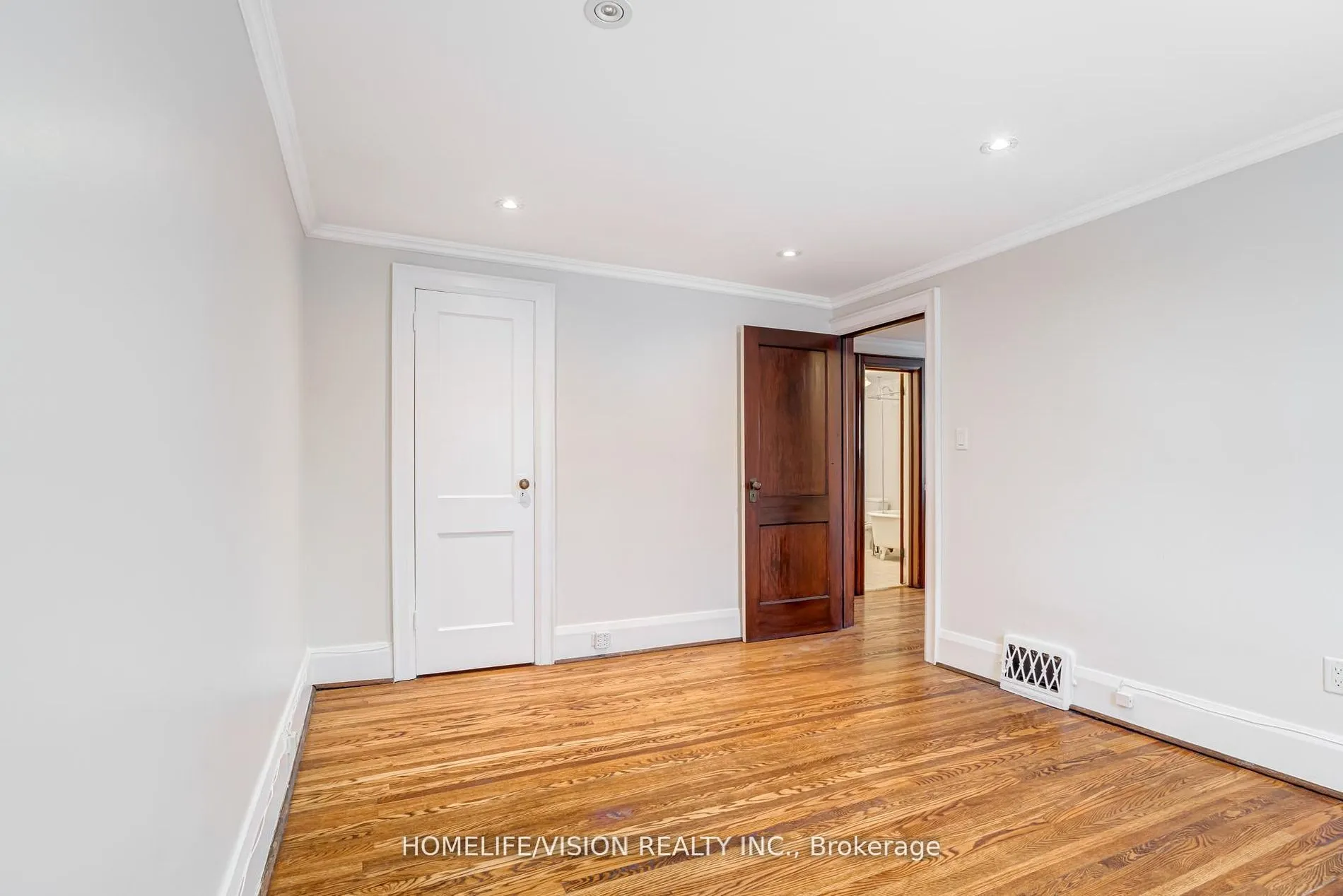 123 Mary Street E