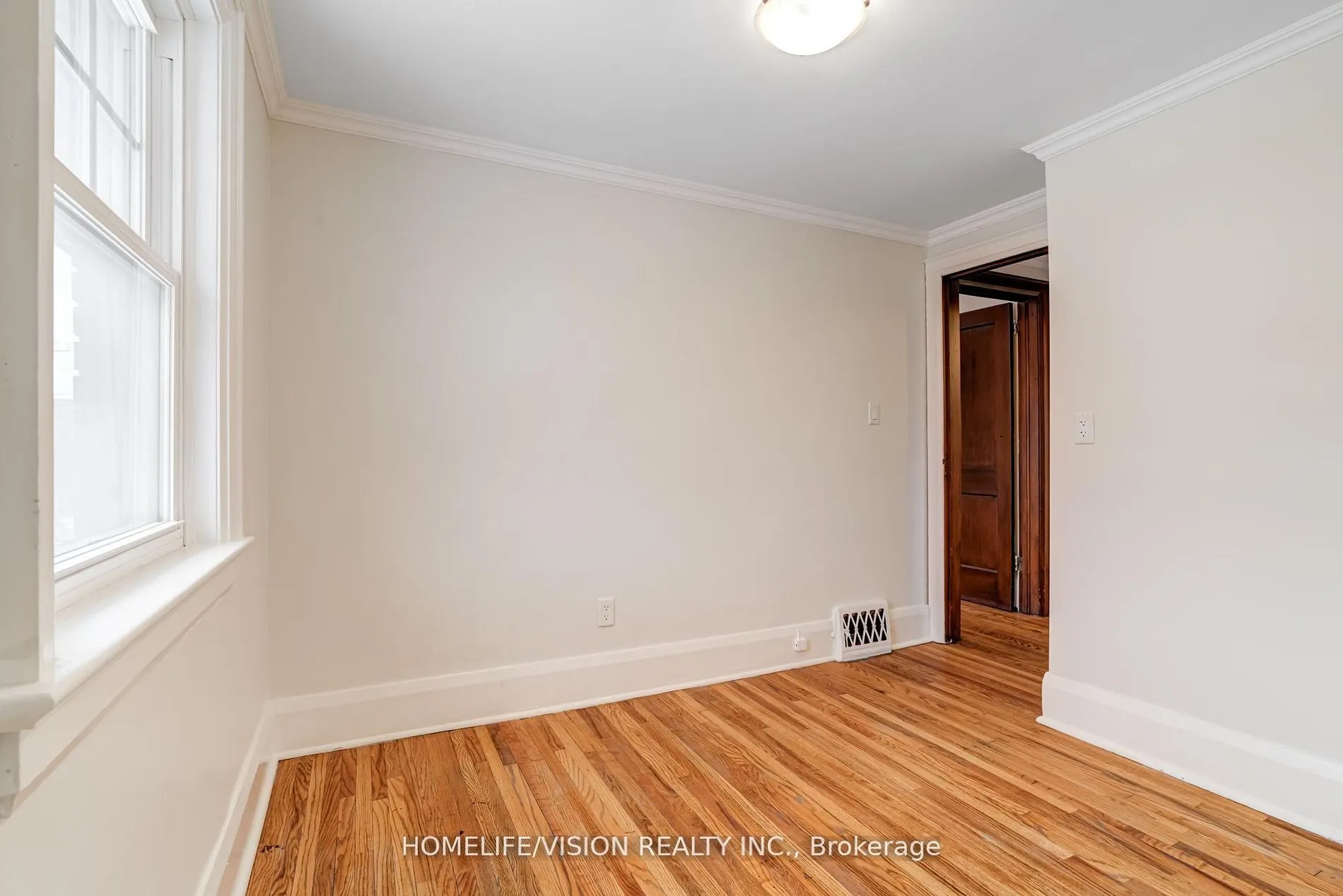 123 Mary Street E