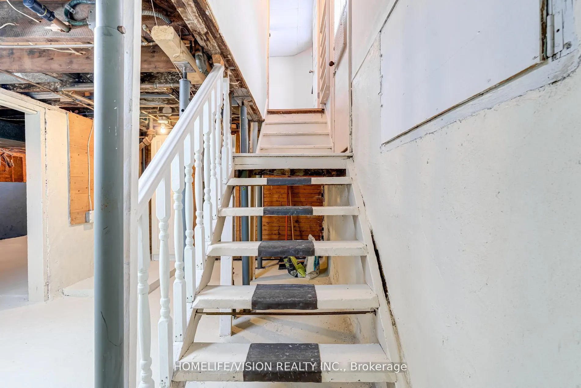 123 Mary Street E