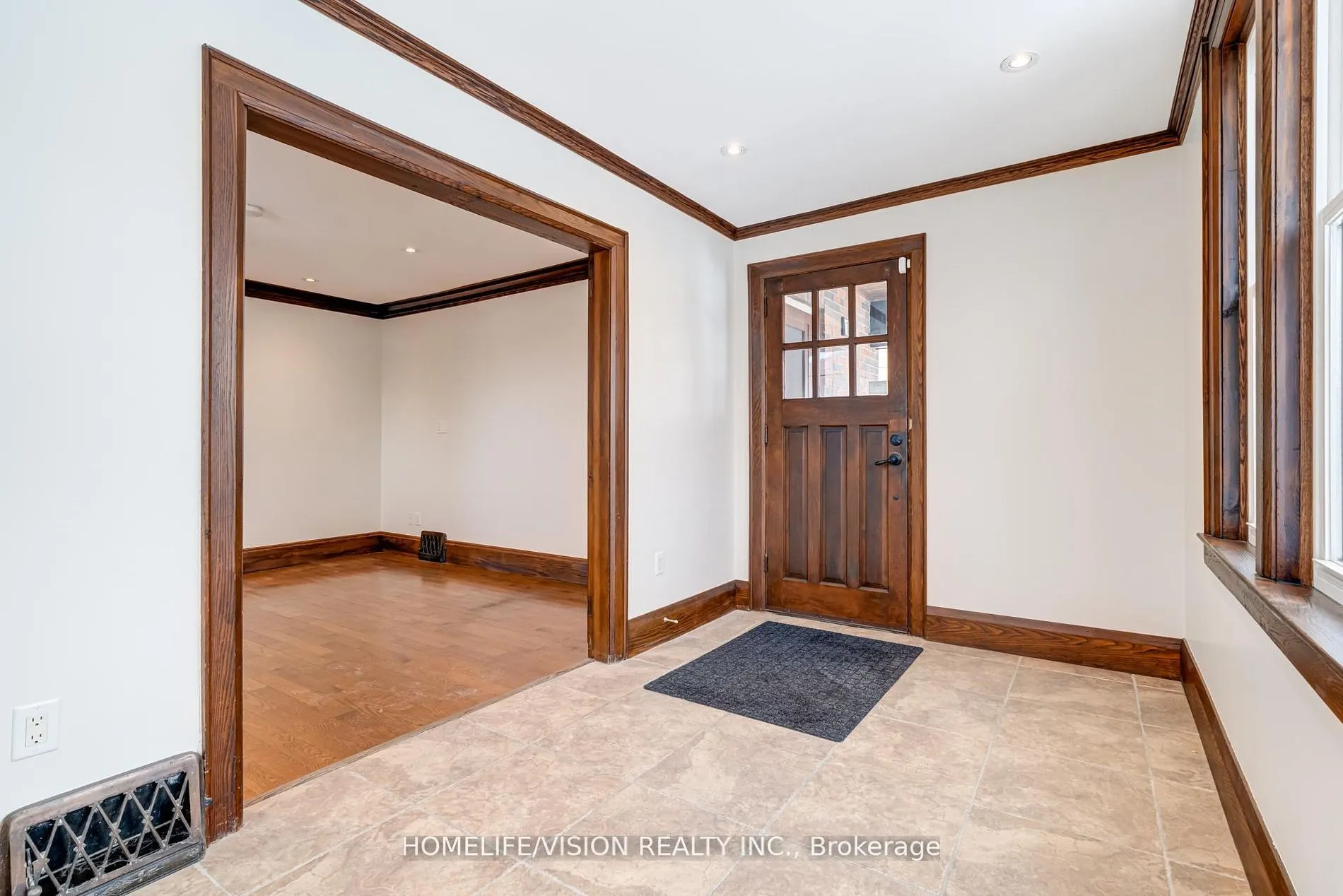 123 Mary Street E