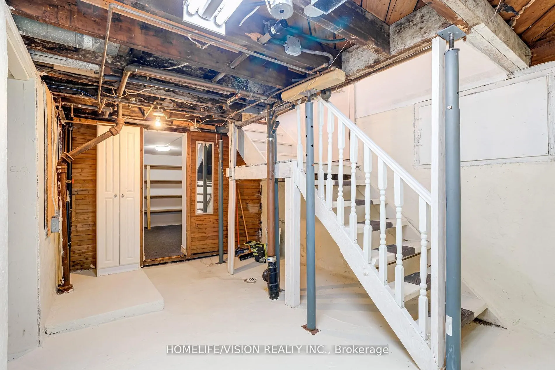 123 Mary Street E
