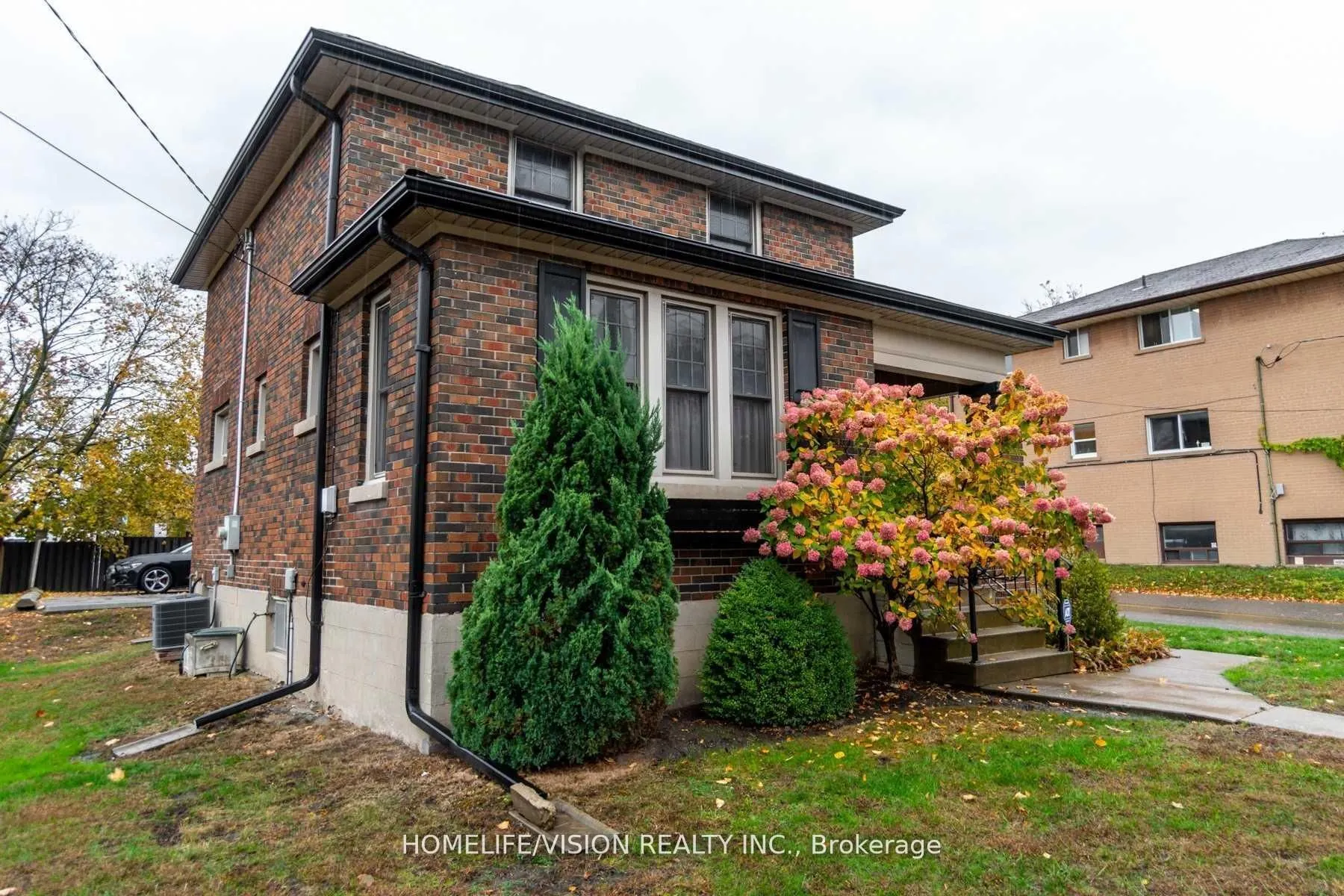 123 Mary Street E