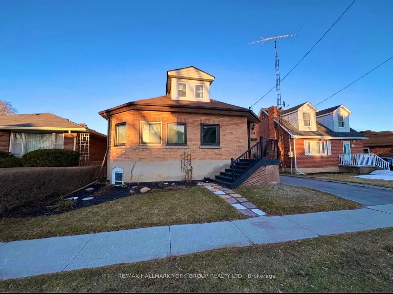 137 Rosehill Boulevard #Upper