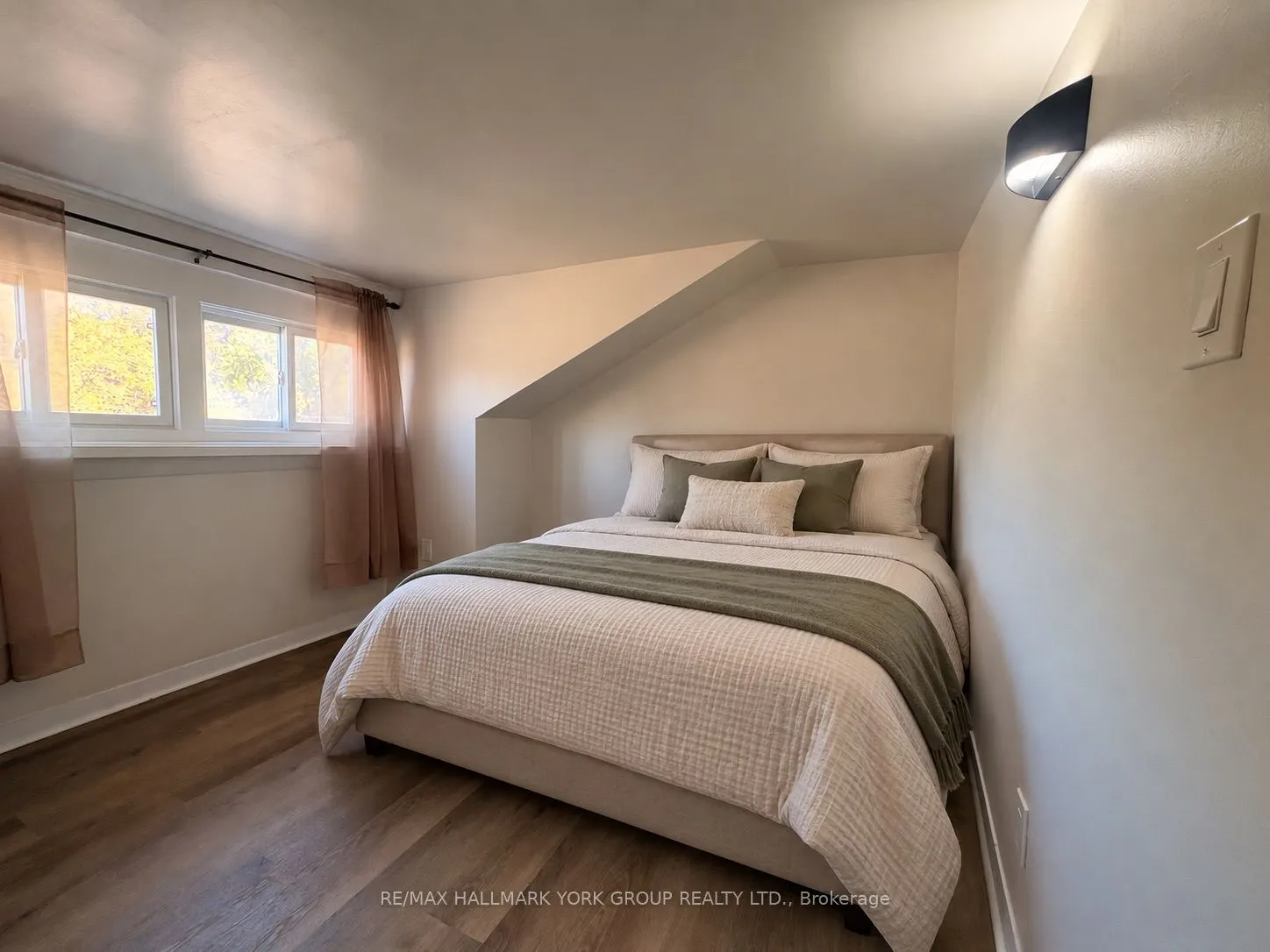 137 Rosehill Boulevard #Upper