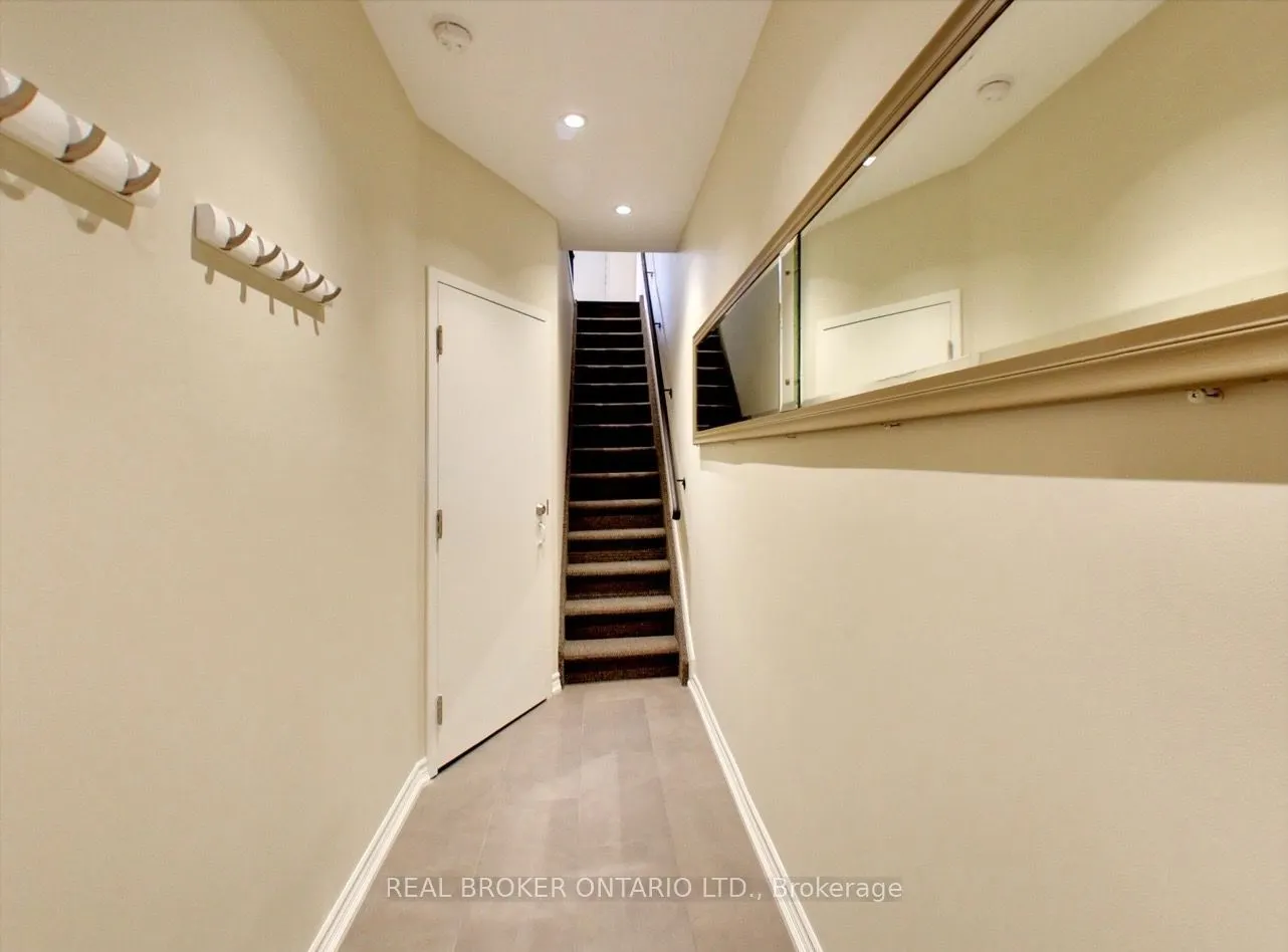 68 Redwood Avenue #Upper