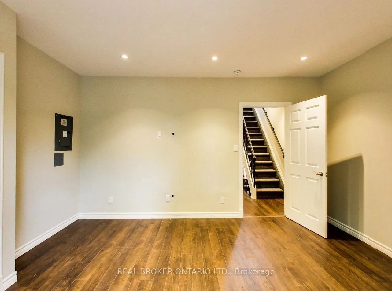 68 Redwood Avenue #Upper