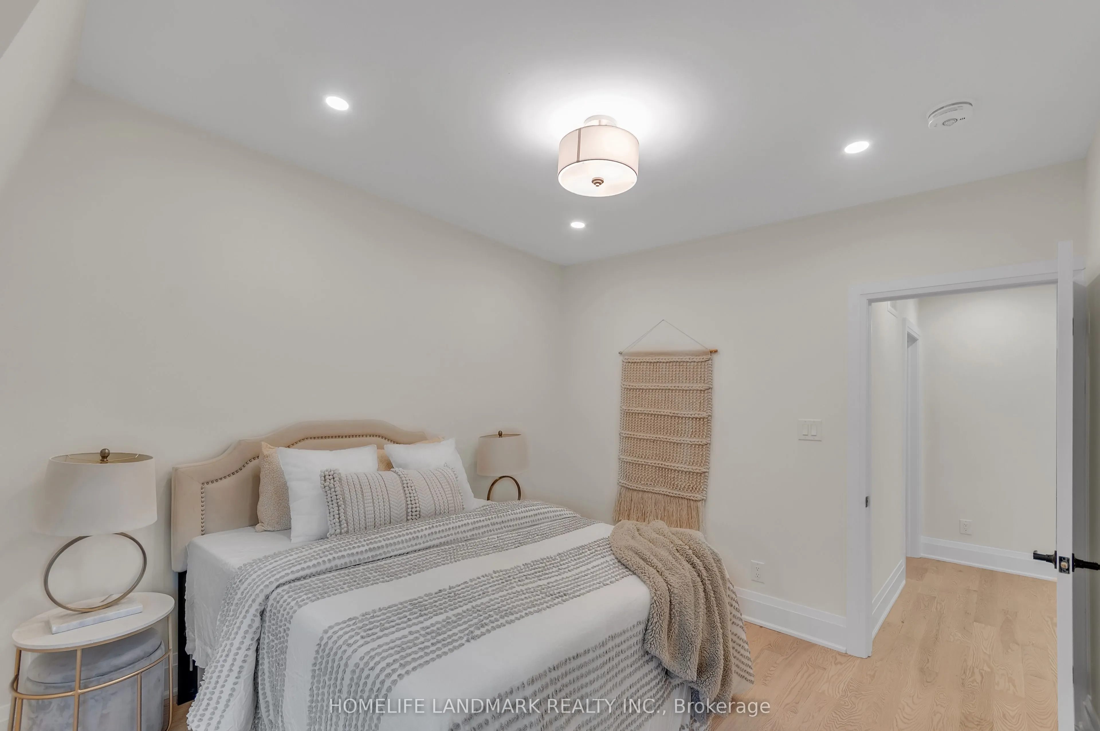 26 Queensdale Avenue