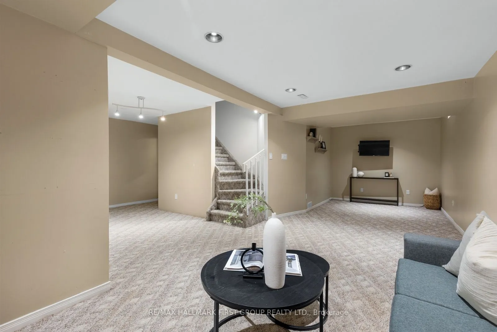 17 Hawkins Crescent
