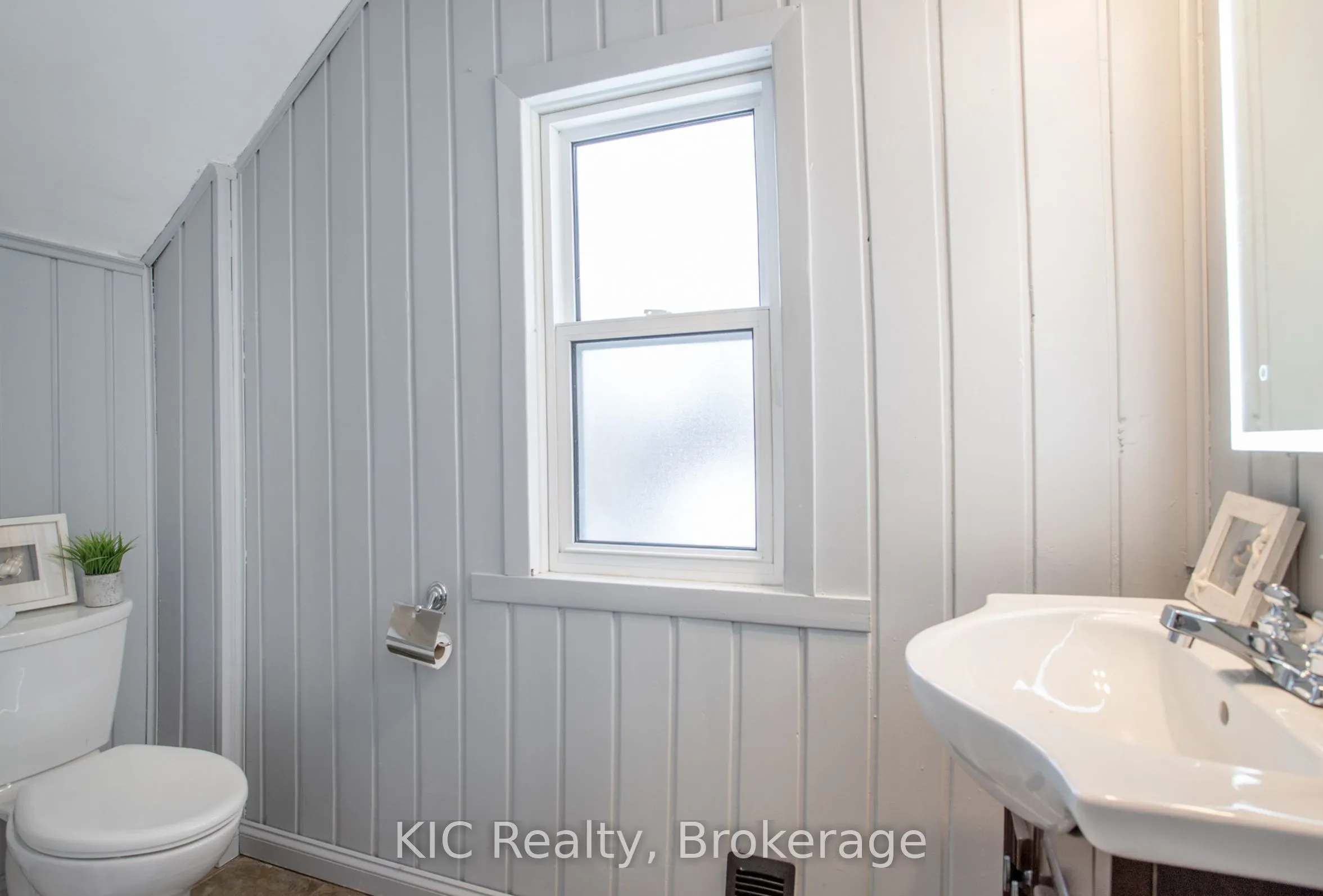 200 Oshawa Boulevard N