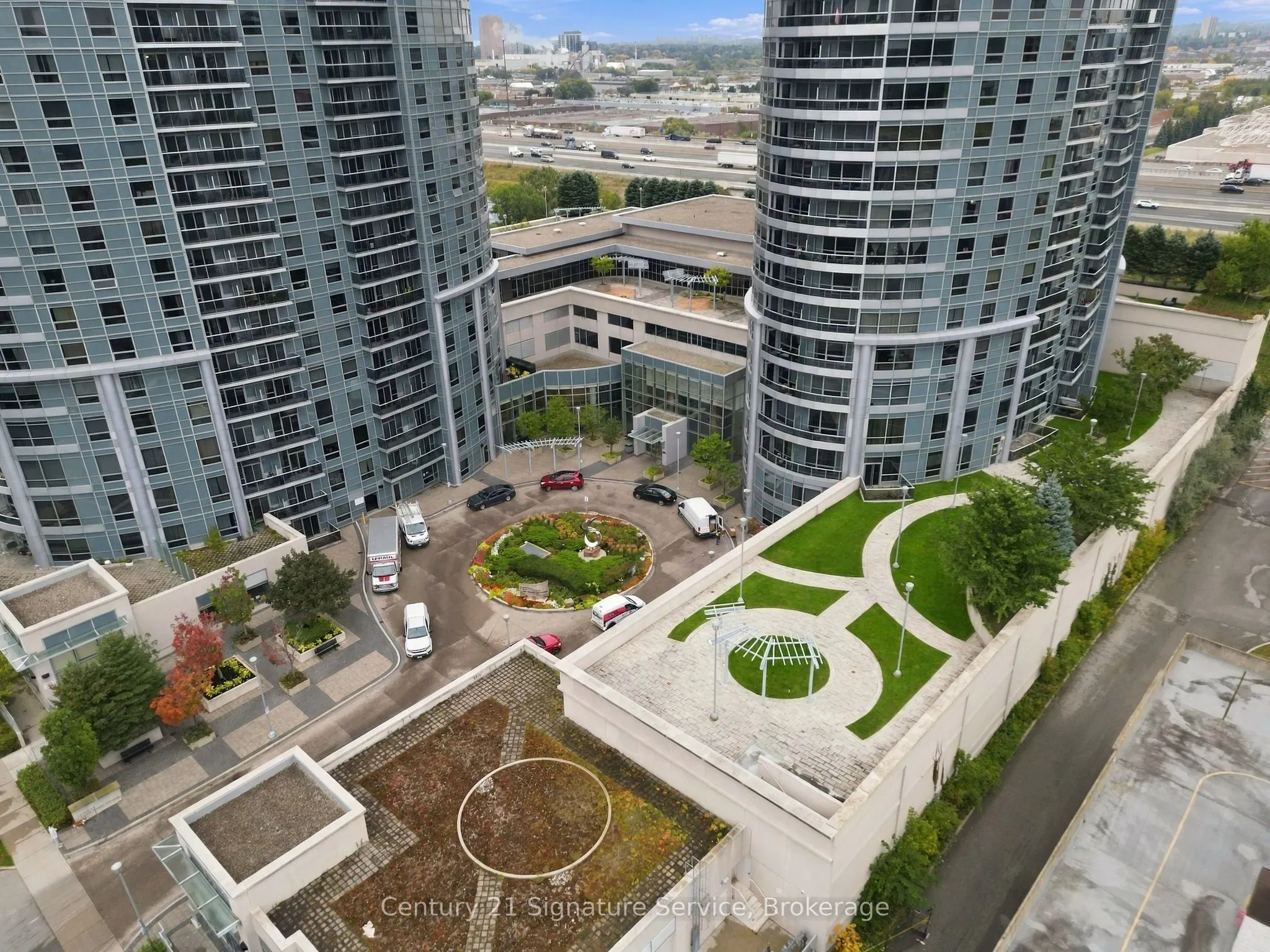 135 Village Green Square #1822