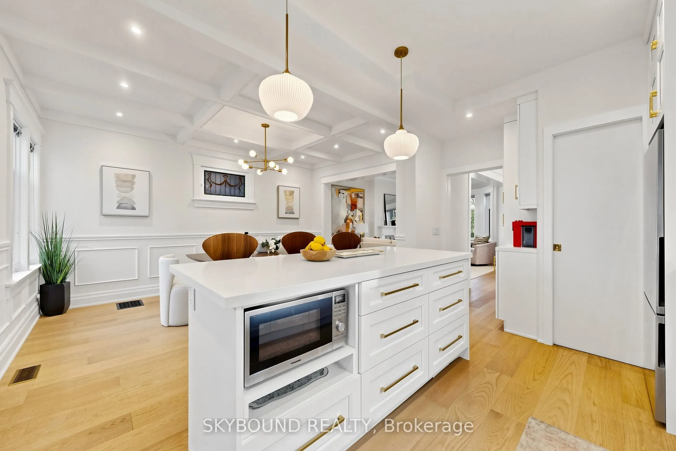 156 Hampton Avenue S