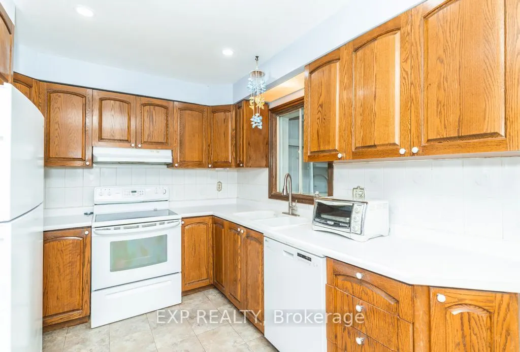 64 Burden Crescent #Main / Upper