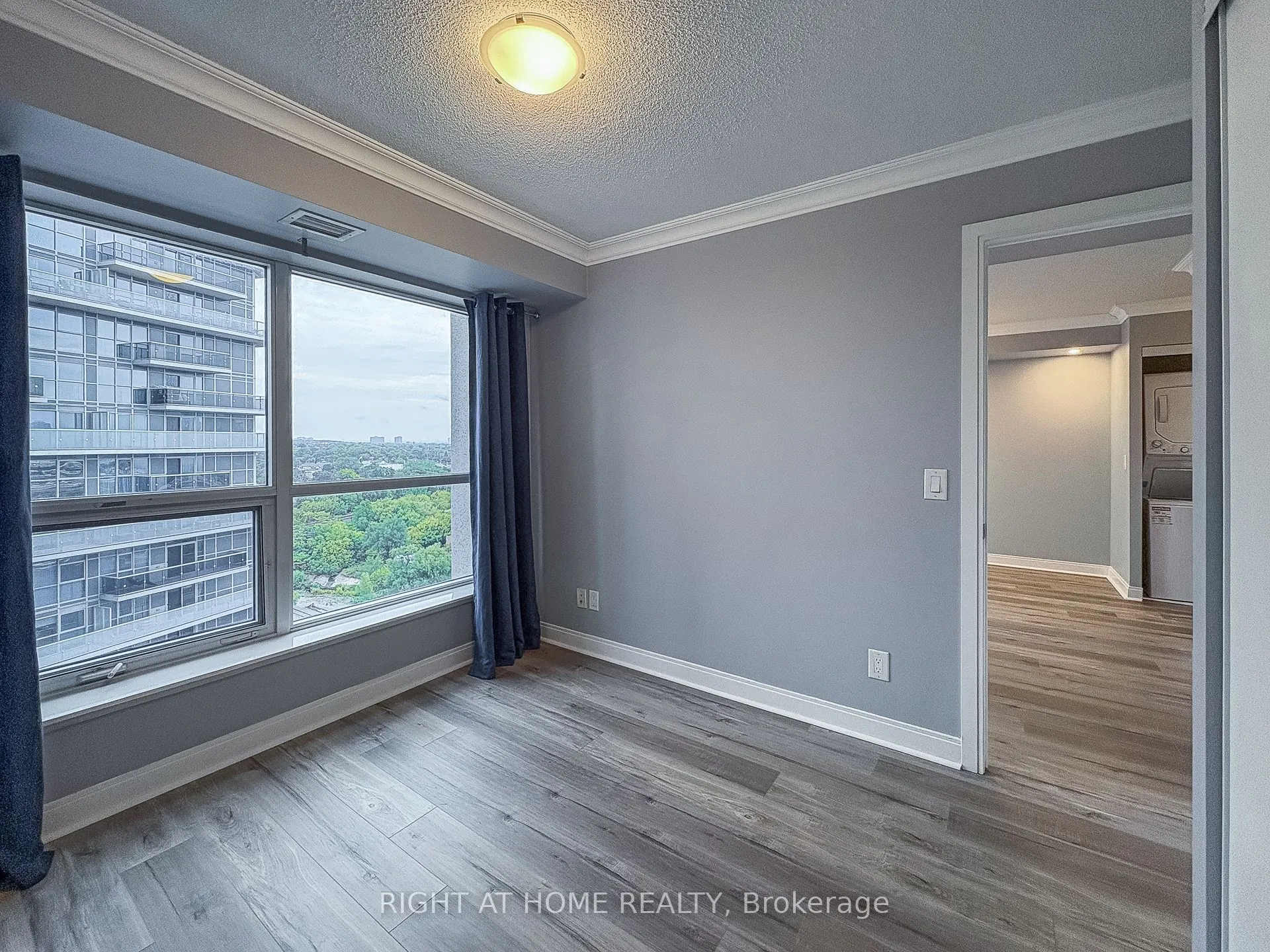 181 Village Green Square #1419
