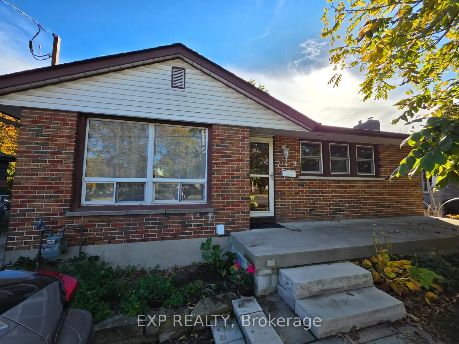 749 King Street W #Main