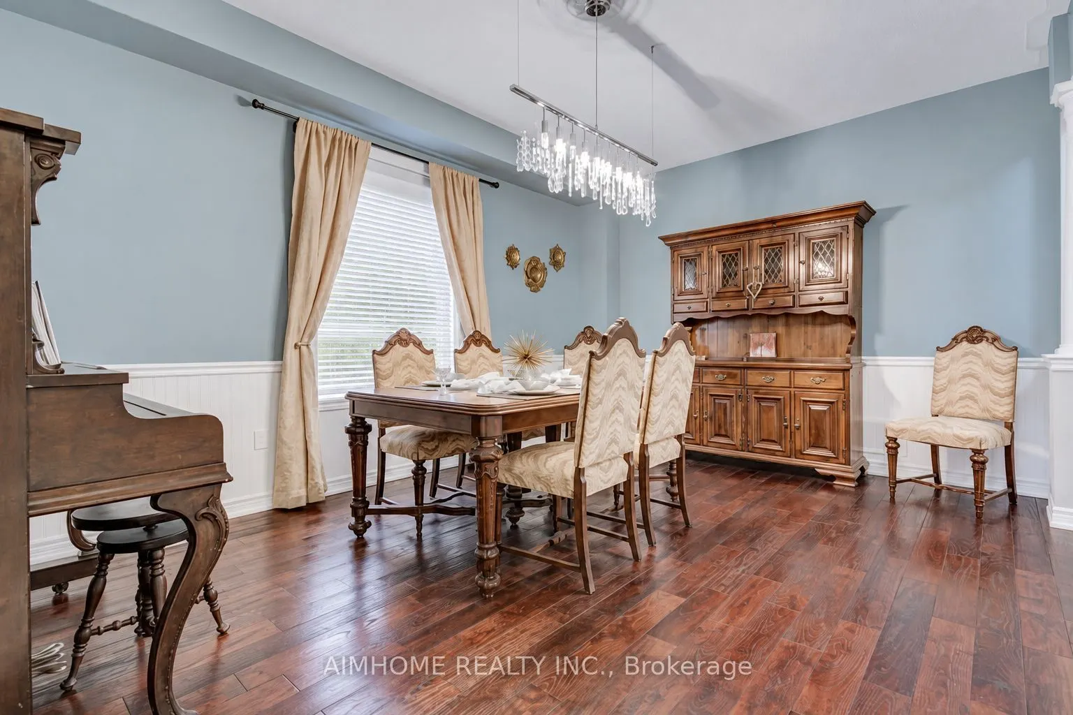 99 Rockland Crescent