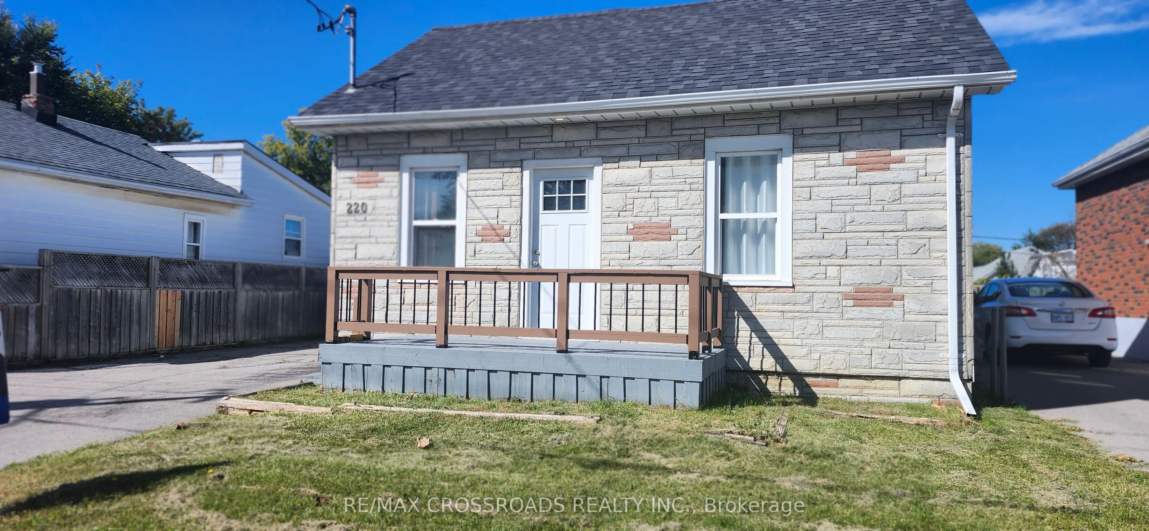 220 Mcnaughton Avenue #Front unit-Main floor