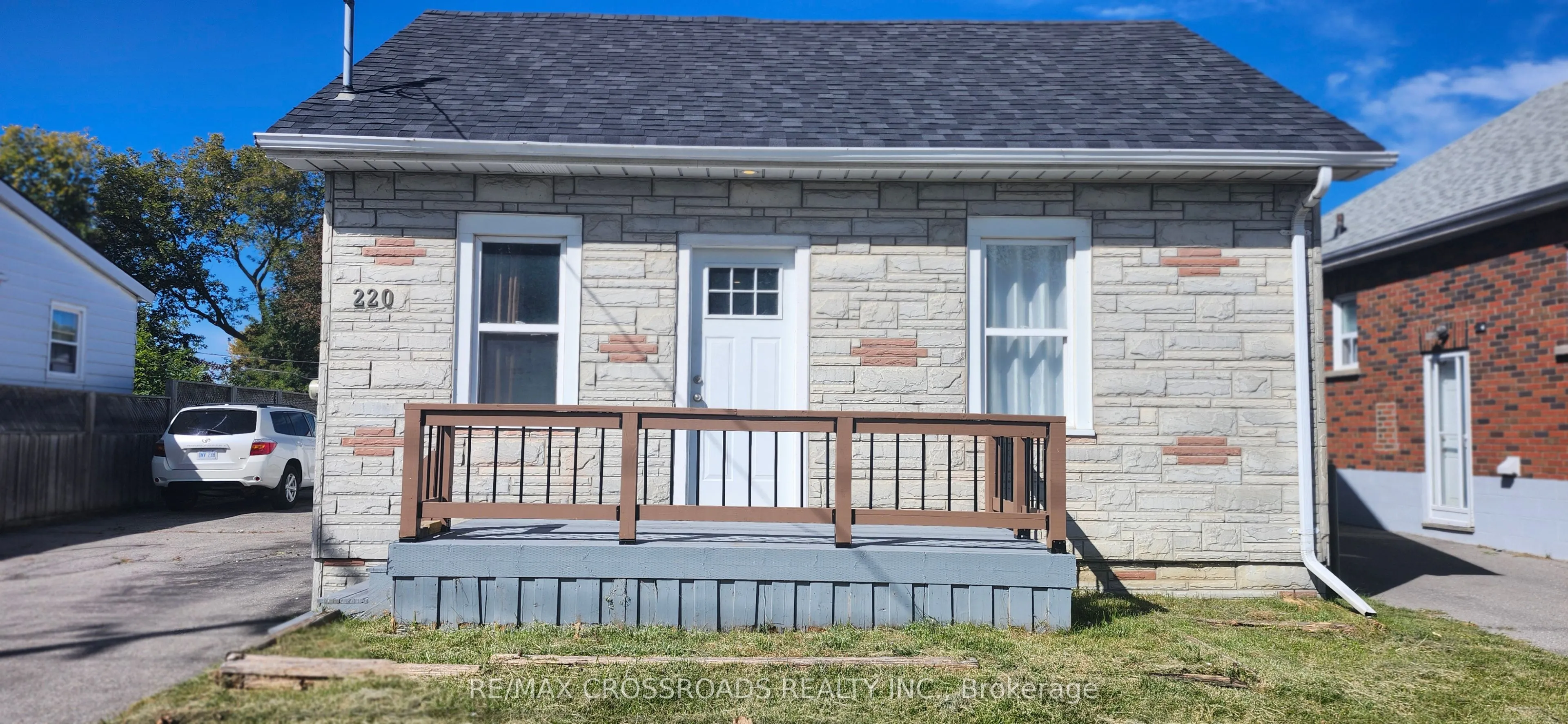 220 Mcnaughton Avenue #Front unit-Main floor