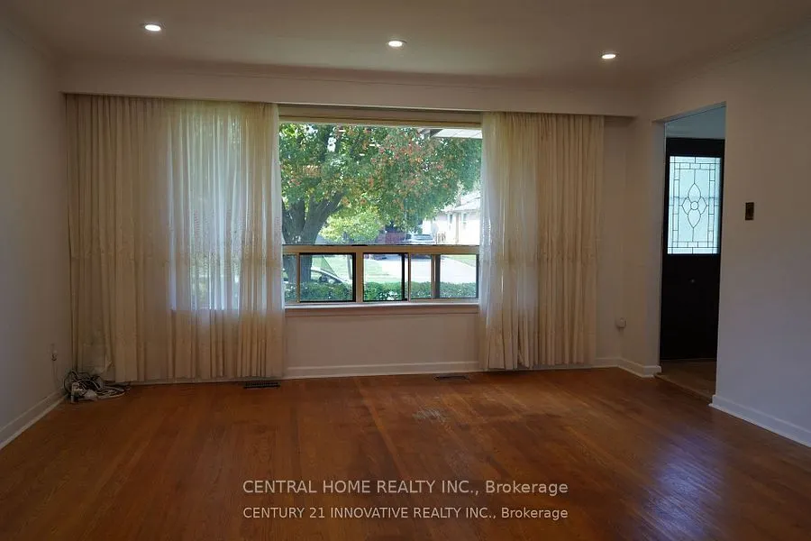 3 Holton Road