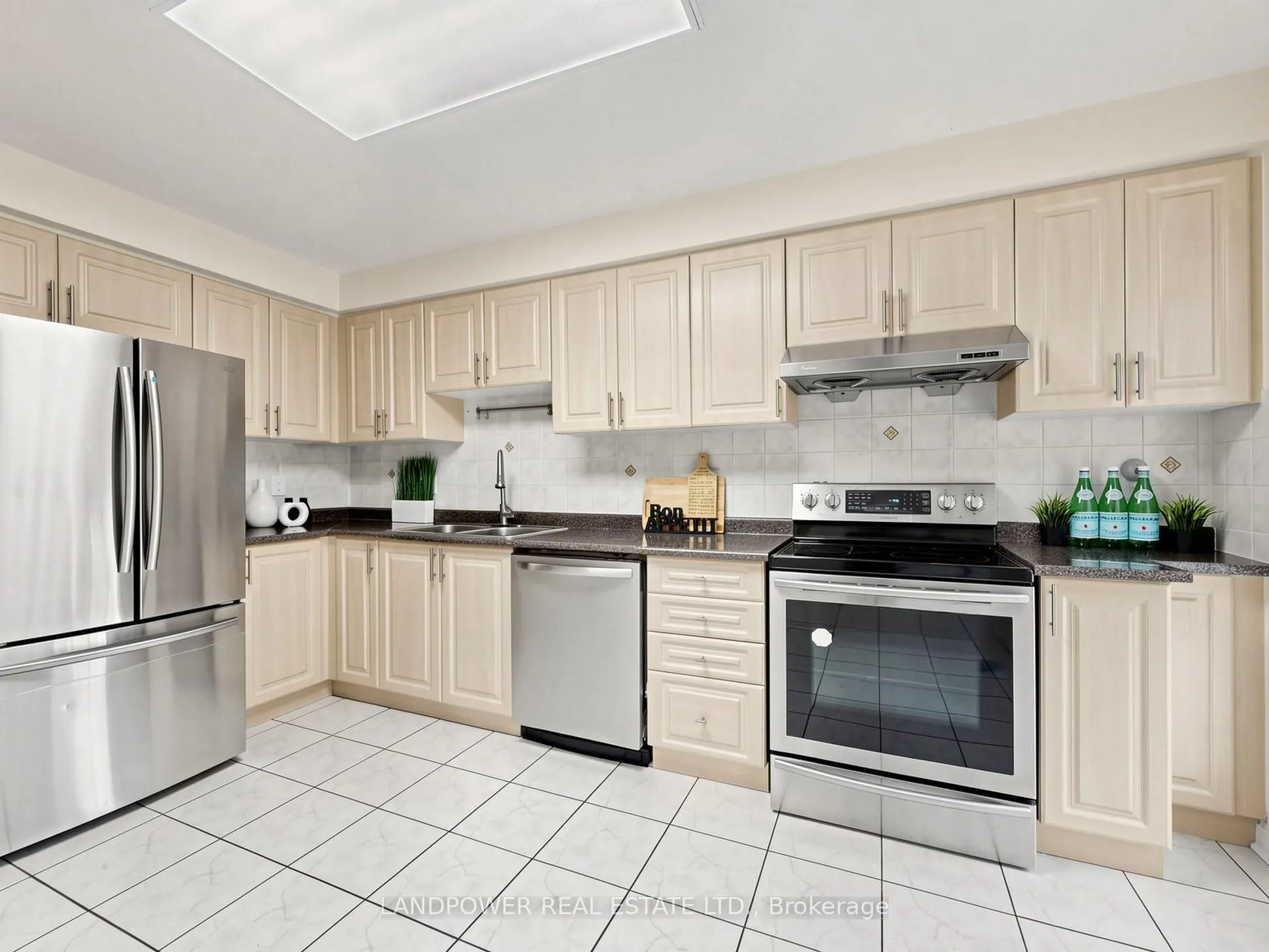 821 Sandhurst Circle #11
