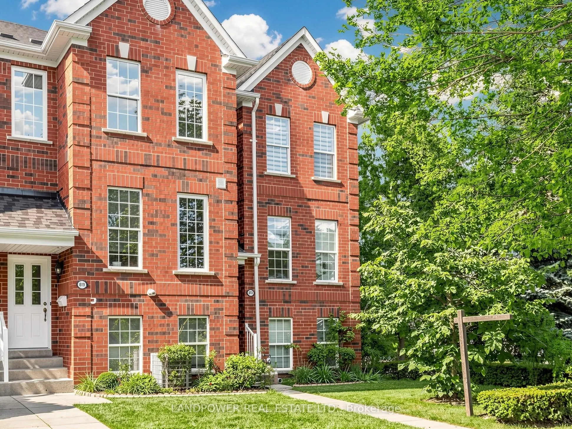 821 Sandhurst Circle #11