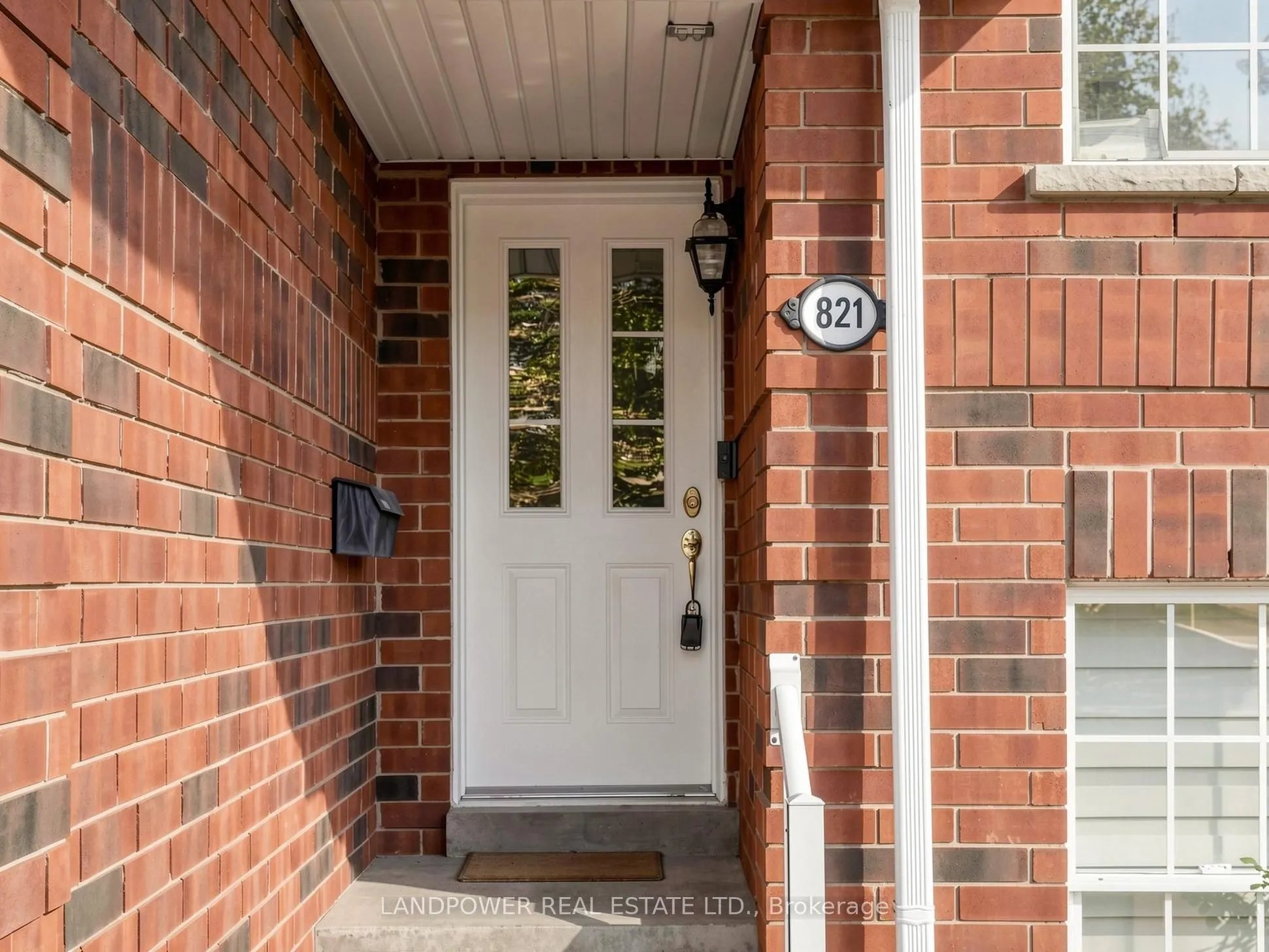 821 Sandhurst Circle #11