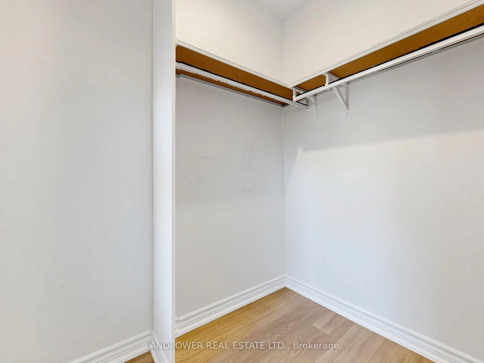 821 Sandhurst Circle #11