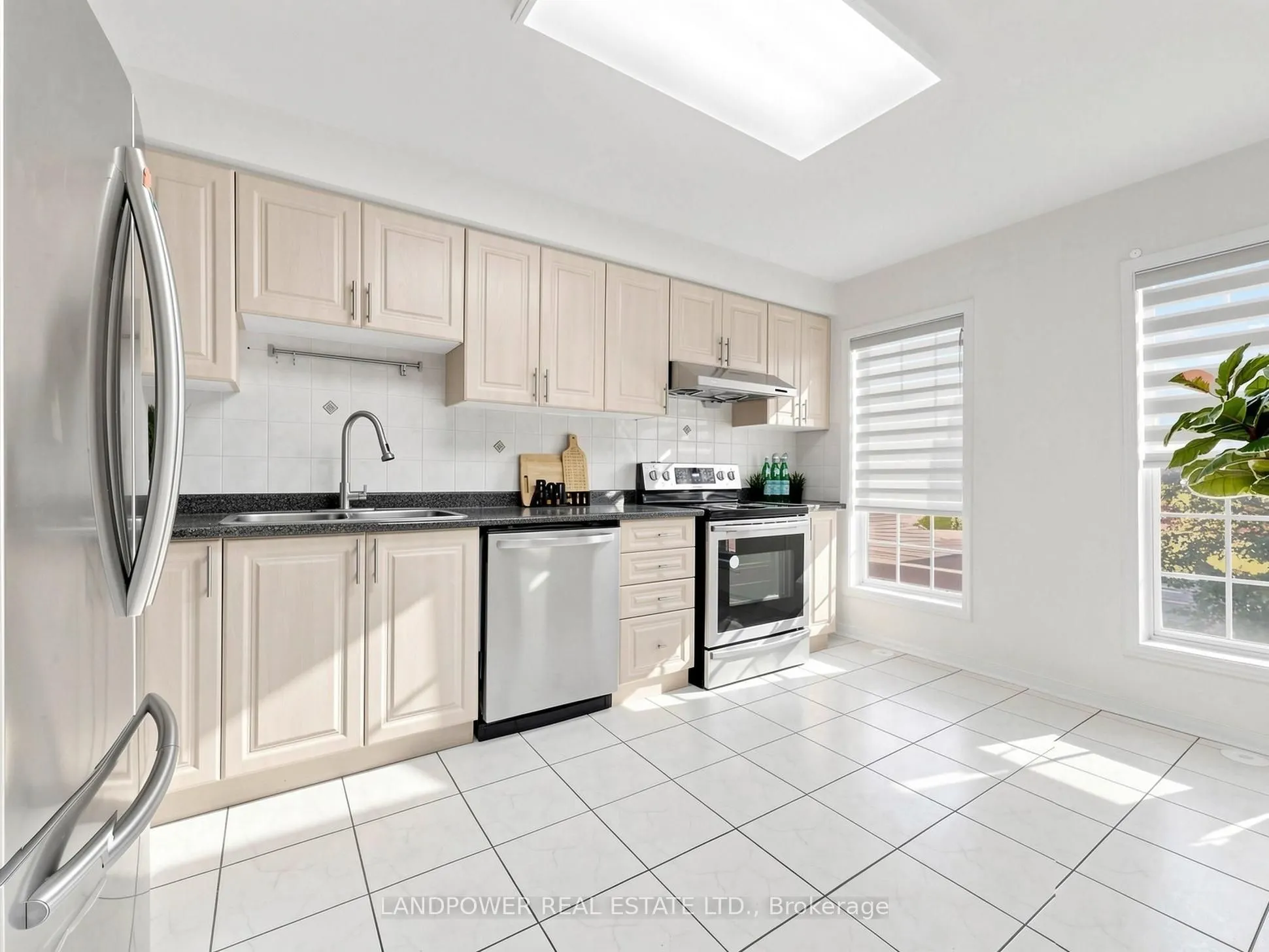 821 Sandhurst Circle #11