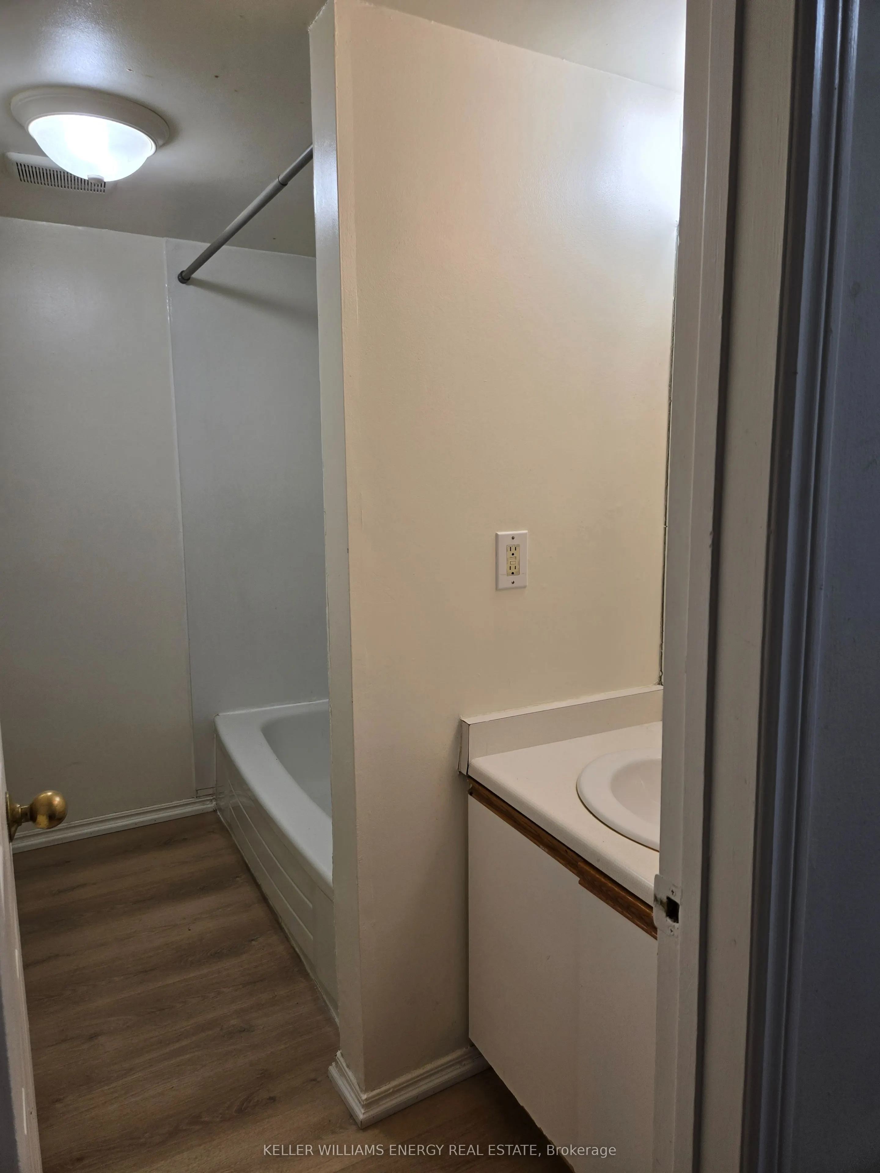 576 Mary Street E #107