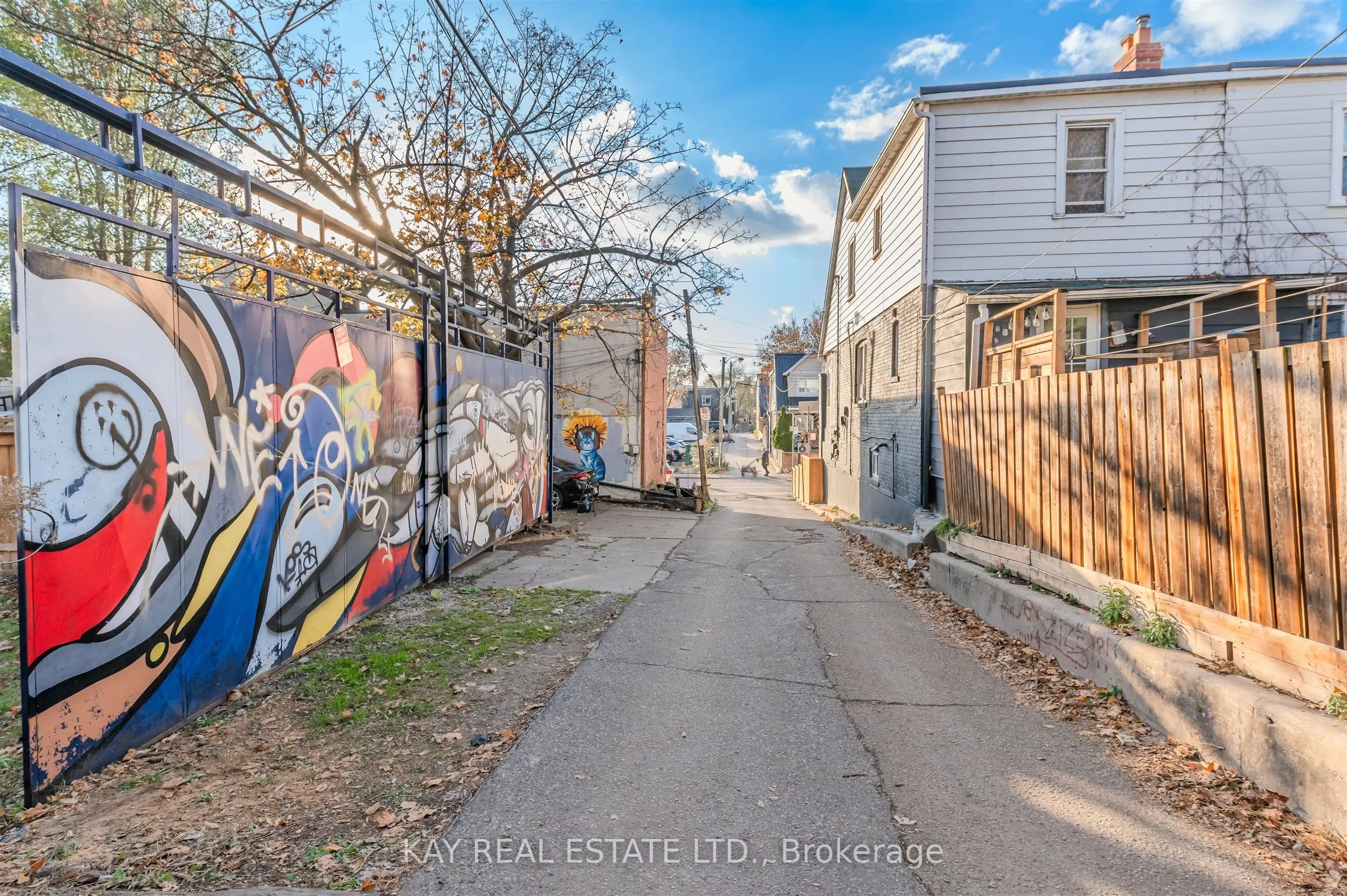 1394 Gerrard Street E