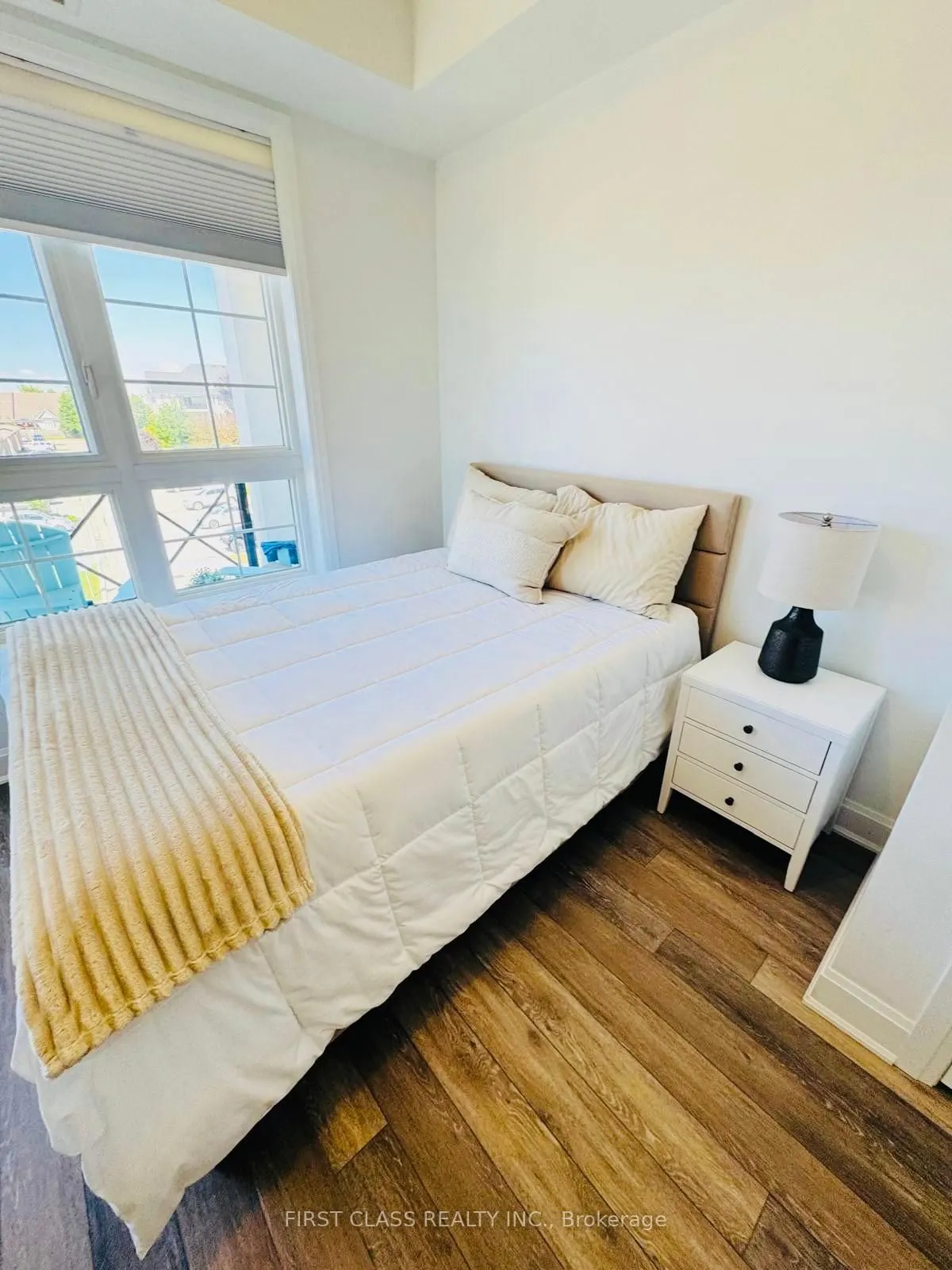 50 Lakebreeze Drive #306