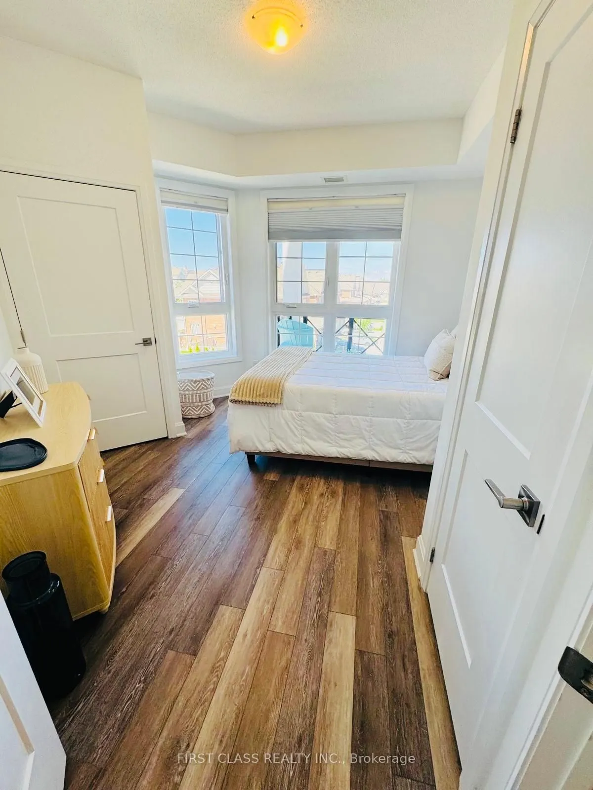 50 Lakebreeze Drive #306
