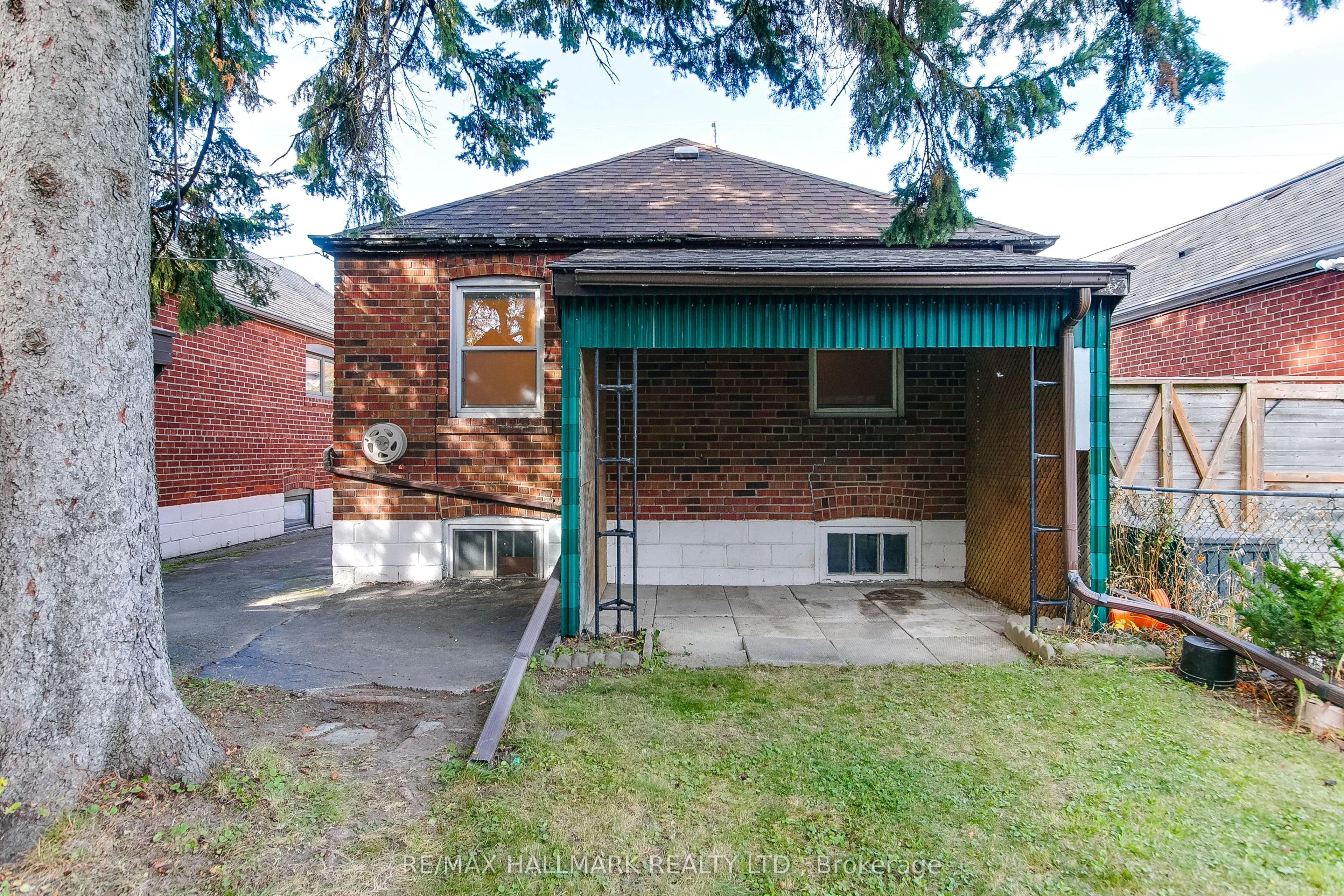 2797 St Clair Avenue E